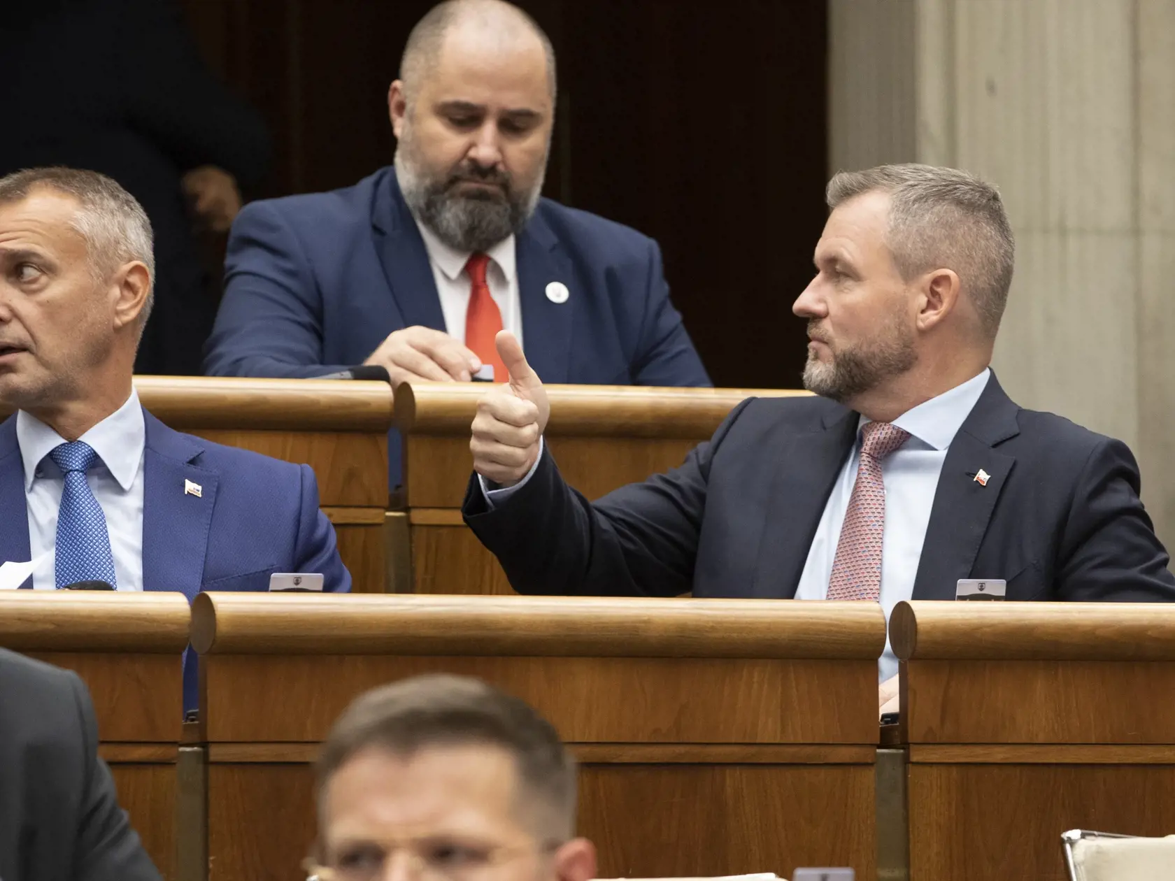 Zatiaľ čo Pellegriniho poslanci hlasovali za odvolanie, Sme rodina Matoviča podržala buď tak, že hlasovali proti odvolaniu alebo sa ich poslanci v sále ani neukázali.