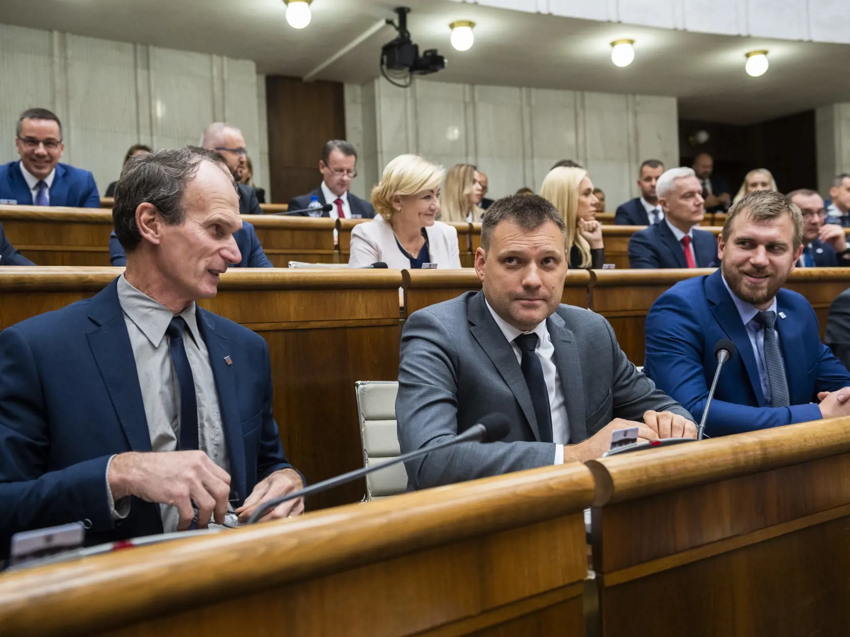 Na snímke zľava nezaradení poslanci NRSR Štefan Kuffa, Tomáš Taraba a Filip Kuffa. Aj oni podržali Matoviča vo funkcii tým, že sa neprezentovali. Ak by všetci traja hlasovali za odvolanie, minister by vo svojej funkcii skončil. Zároveň patria k jeho dlhodobým kritikom.