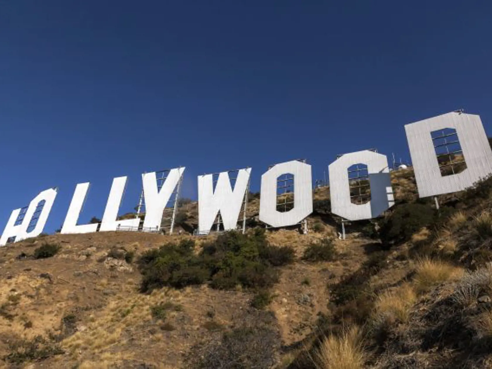 KK46 Los Angeles - Natierači počas prípravných prác na nápise Hollywood 2. októbra 2012. Svetoznámy nápis Hollywood bol postavený v roku 1923 a teraz potrebuje kompletnú renováciu pri príležitosti blížiaceho sa 90. výročia. FOTO TASR/AP
Painting crews set up on the base of the Hollywood Sign in Los Angeles Tuesday, Oct. 2, 2012. The Hollywood sign, built in 1923, was an outdoor ad campaign for a suburban housing development called Hollywoodland. The sign has been painted twice since 1978 and is 