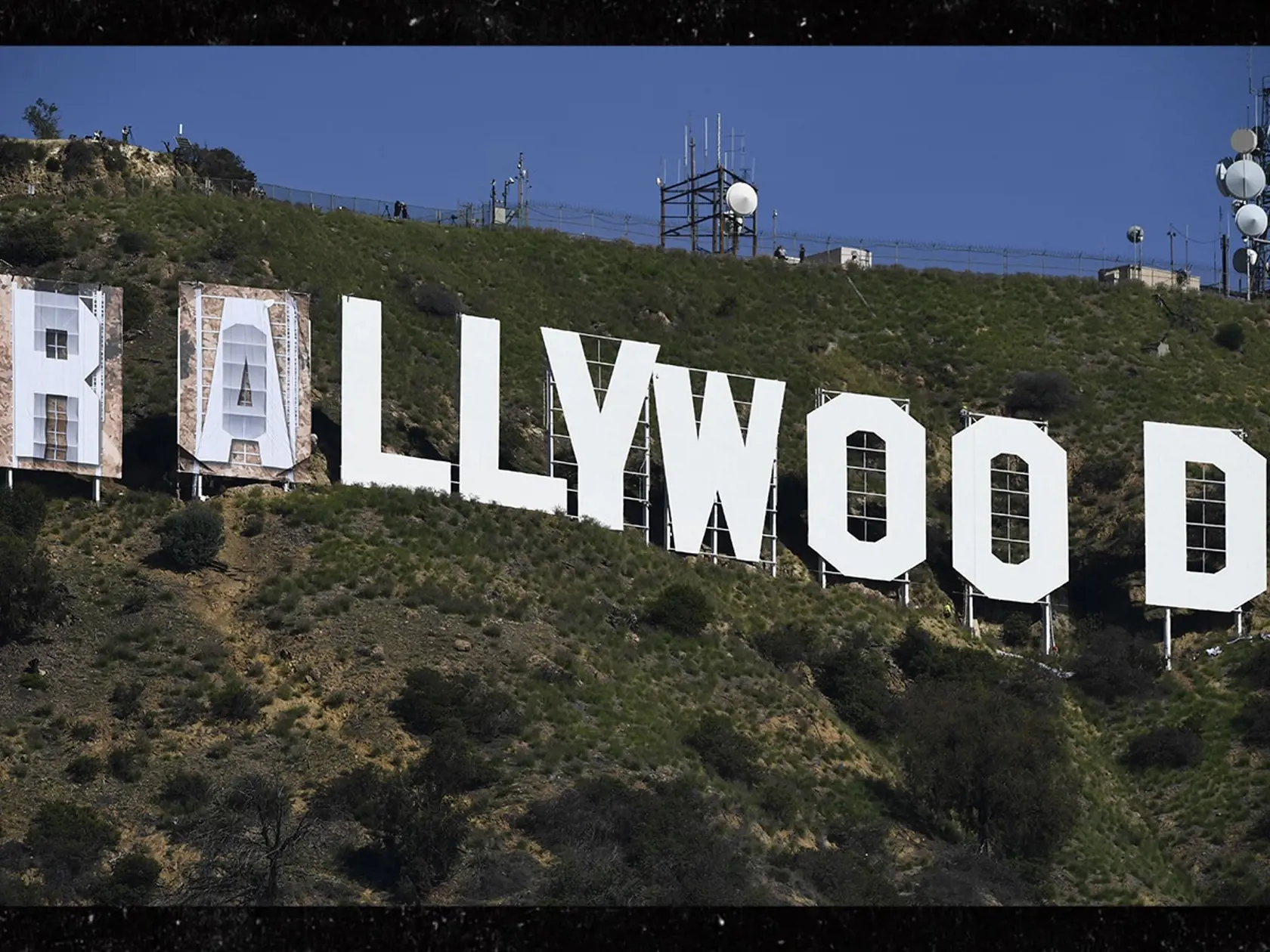 V priebehu pondelka sa menil nápis Hollywood nad Los Angeles. 