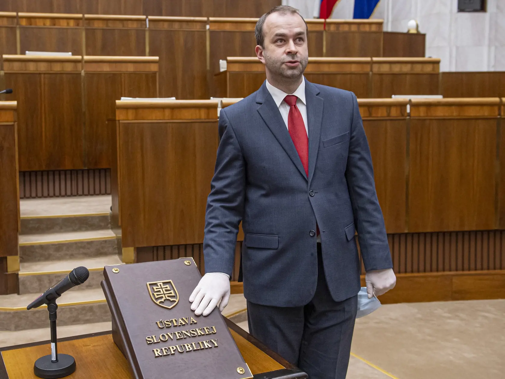 Na snímke Ján Podmanický (SMER-SD) s ochrannými rukavicami skladá poslanecký sľub počas ustanovujúcej schôdze Národnej rady Slovenskej republiky (NR SR) VIII. volebného obdobia.