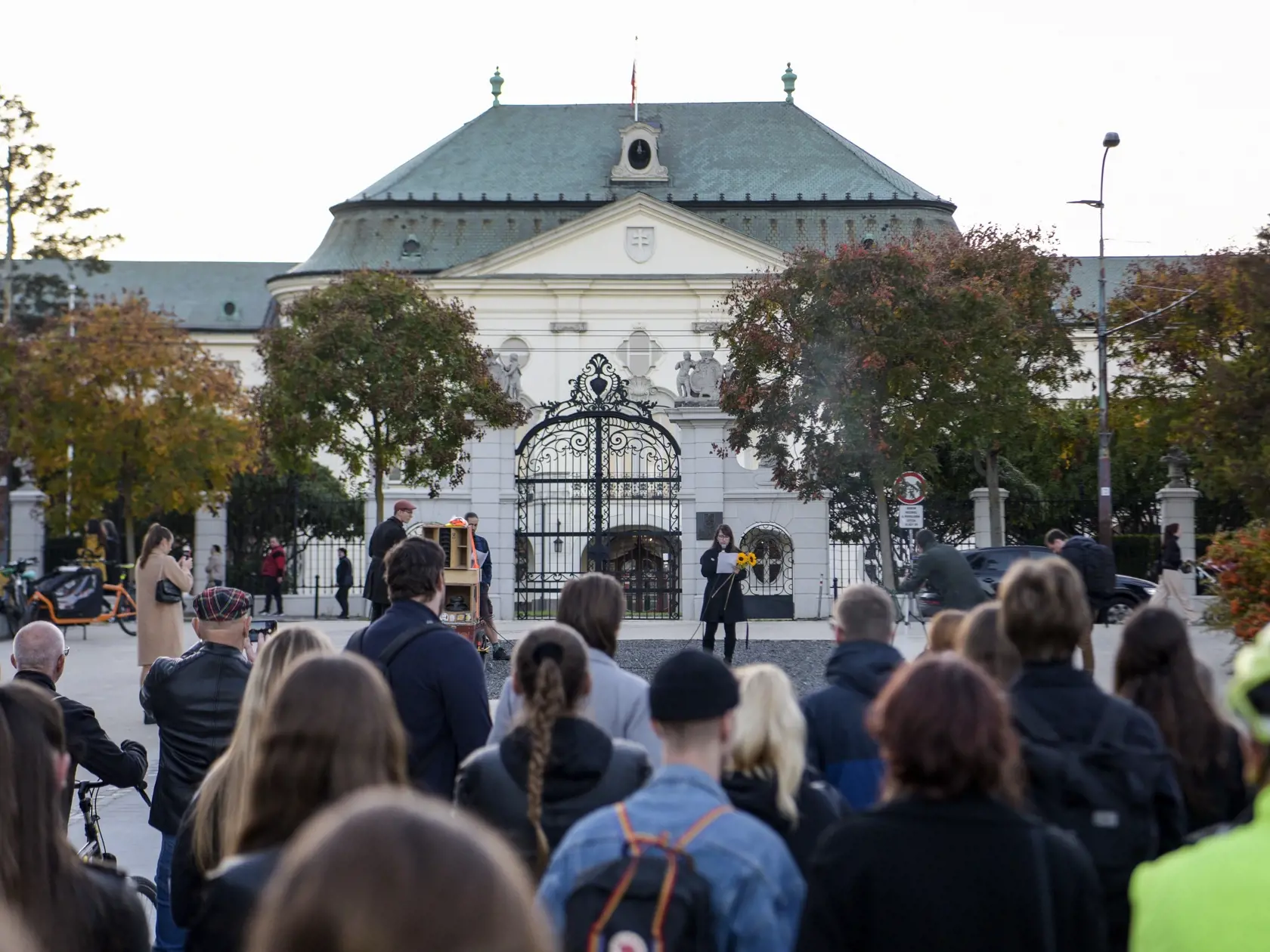 Na snímke účastníci pochodu na pamiatku obetí nedeľnej tragickej nehody, ktorý zorganizovala Cyklokoalícia a Znepokojené matky. Spomienka sa začala pred Úradom vlády SR a neskôr sa sprievod posunul k miestu tragickej nehody na zastávku Zochova, kde spoločne zapálili sviečky na pamiatku obetí  4. októbra 2022 v Bratislave. FOTO TASR - Pavol Zachar