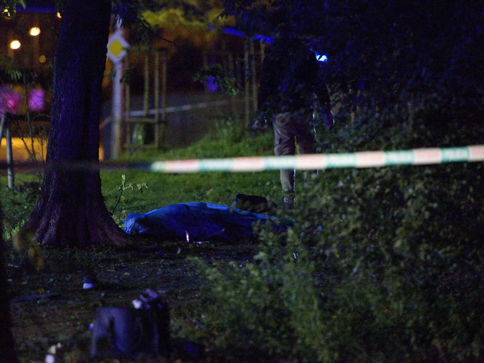 Na bratislavskej Zochovej ulici narazilo v nedeľu krátko po 22.15 h auto do zastávky mestskej hromadnej dopravy (MHD). Nehoda si podľa doterajších informácií vyžiadala štyroch mŕtvych a sedem zranených. Na snímke obhliadka miesta činu dopravnej nehody, vedľa prekryté telo obete nehody 2. októbra 2022 v Bratislave. FOTO TASR - Pavol Zachar