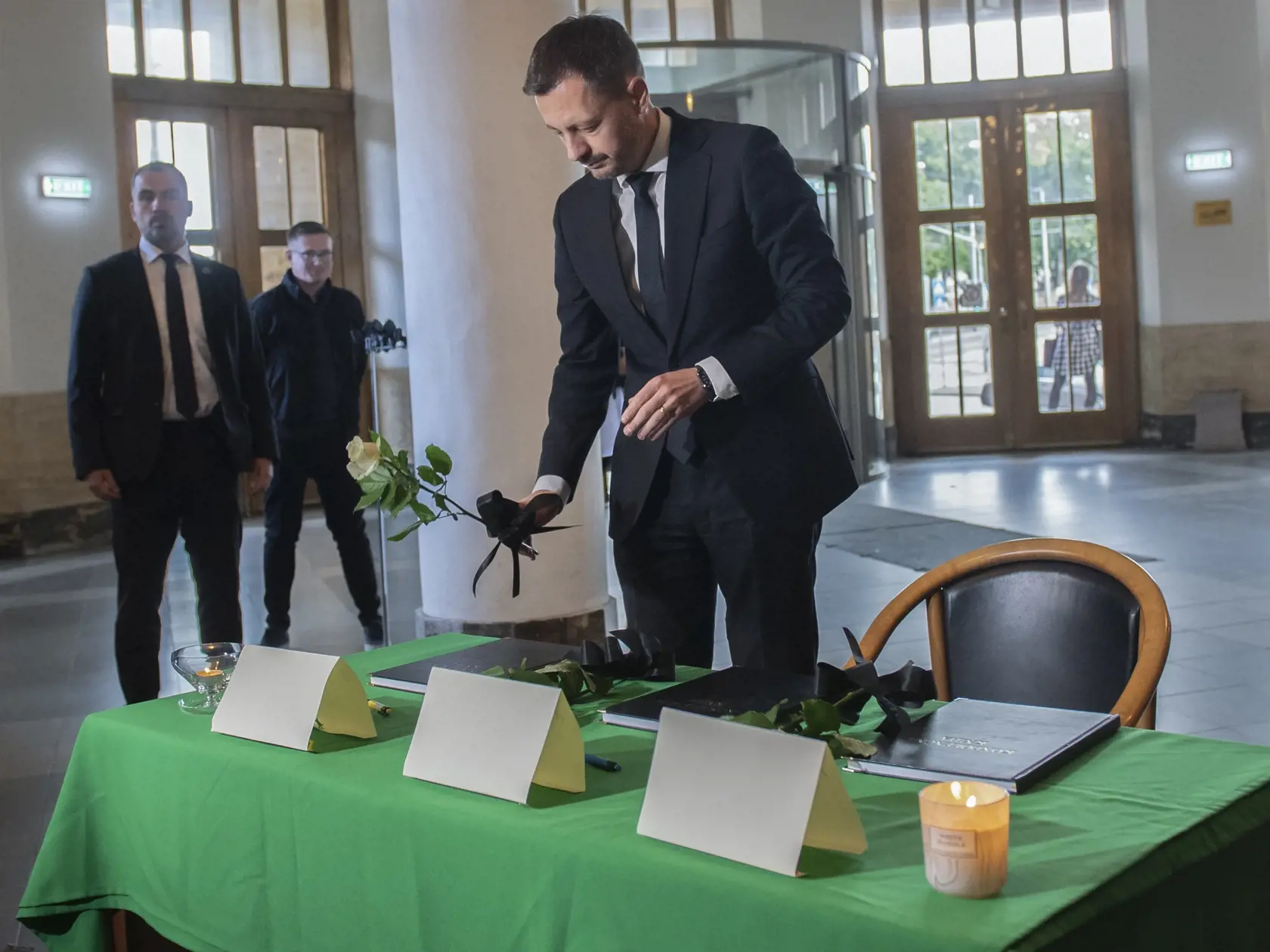Na snímke predseda vlády SR Eduard Heger (OĽaNO) sa zapísal do kondolenčných kníh na pamiatku obetí nedeľnej tragickej dopravnej nehody v aule Univerzity Komenského v Bratislave v pondelok 3. októbra 2022. Nehoda si vyžiadala piatich mŕtvych a päť zranených. FOTO  TASR - Martin Baumann