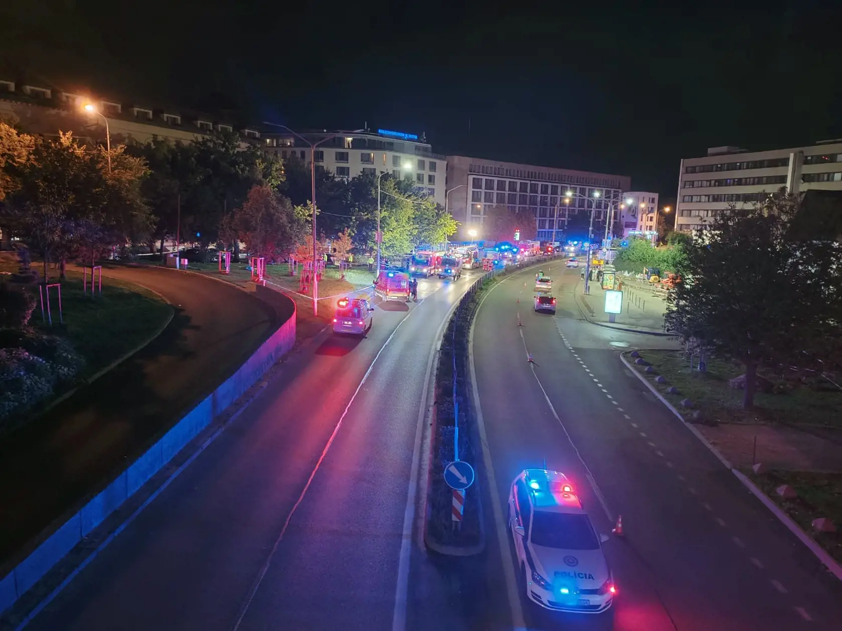 Na bratislavskej Zochovej ulici narazilo v nedeľu 2. októbra 2022 krátko po 22.15 h auto do zastávky mestskej hromadnej dopravy (MHD). Nehoda si podľa doterajších informácií vyžiadala štyroch mŕtvych a sedem zranených. FOTO TASR - Alexandra Kubalová