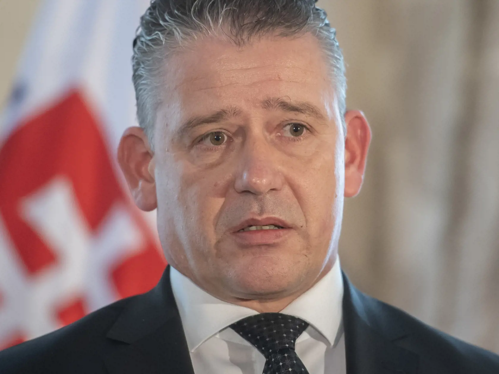 Na snímke minister vnútra SR Roman Mikulec, ktorý poskytol vyhlásenie k nedeľňajšej tragickej nehode na zastávke MHD Zochova na Staromestskej ulici v smere do Petržalky v Bratislave v pondelok 3. októbra 2022. Nehoda si podľa záchranárov vyžiadala už päť obetí. FOTO TASR - Martin Baumann
