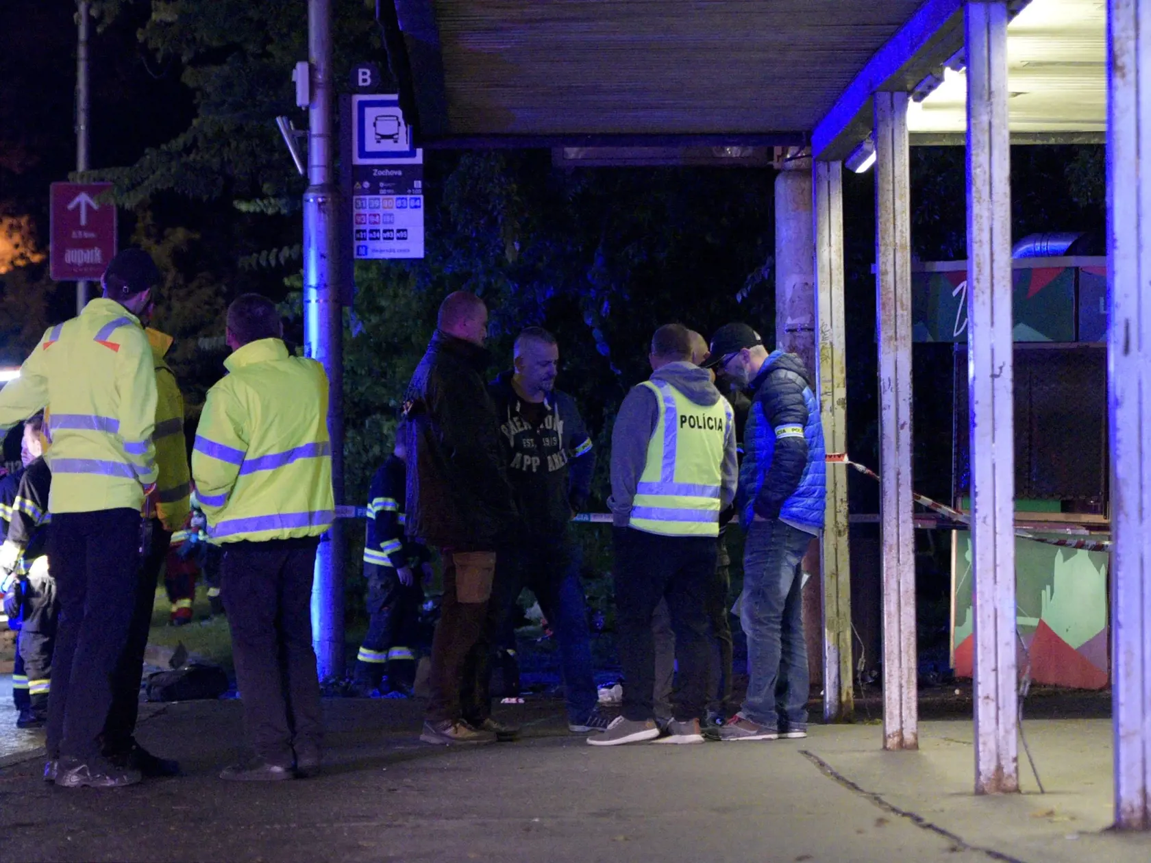 Na bratislavskej Zochovej ulici narazilo v nedeľu krátko po 22.15 h auto do zastávky mestskej hromadnej dopravy (MHD). Nehoda si podľa doterajších informácií vyžiadala štyroch mŕtvych a sedem zranených. Na snímke policajti a  príslušníci Hasičského a záchranného zboru zasahujú pri dopravnej nehode na Zochovej ulici 2. októbra 2022 v Bratislave. FOTO TASR - Pavol Zachar