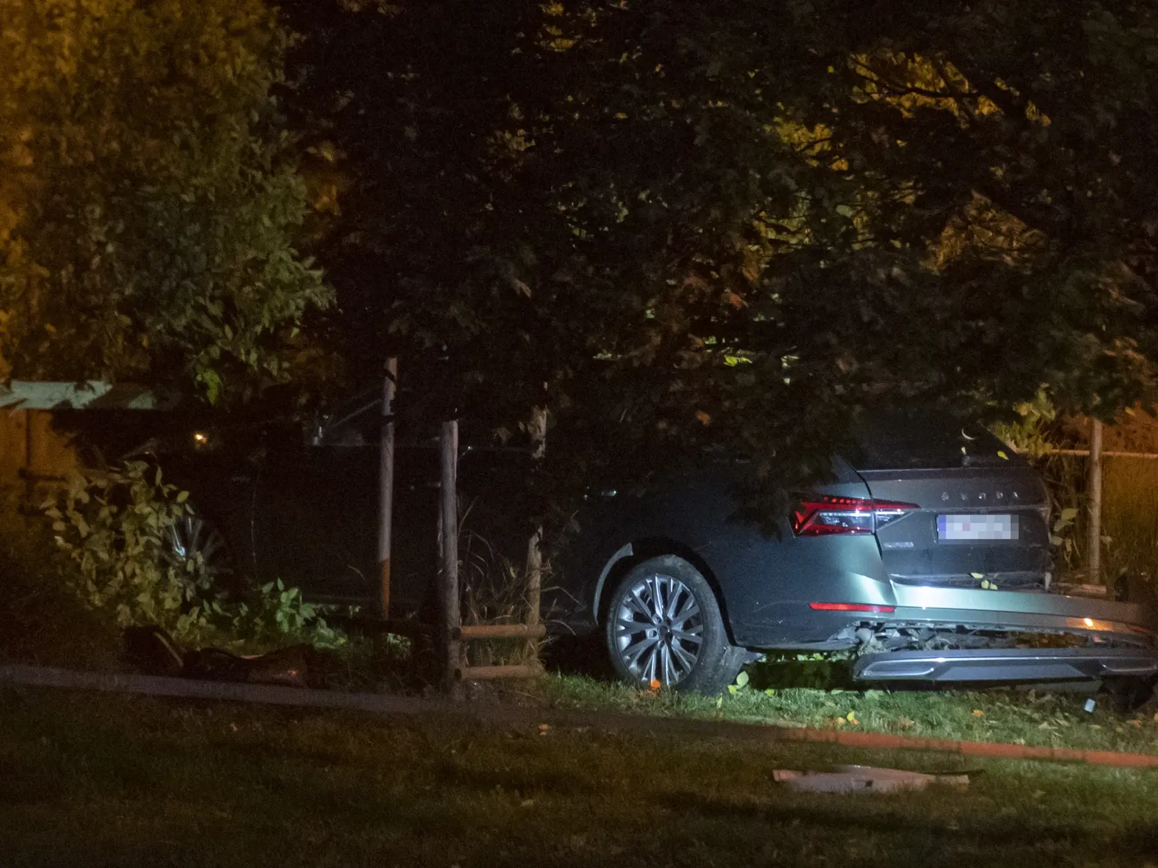 Na bratislavskej Zochovej ulici narazilo v nedeľu krátko po 22.15 h auto do zastávky mestskej hromadnej dopravy (MHD). Nehoda si podľa doterajších informácií vyžiadala štyroch mŕtvych a sedem zranených. Na snímke auto, ktoré narazilo do zastávky MHD na Zochovej ulici, vpravo pekryté telo obete nehody  v pondelok 3. októbra 2022 v Bratislave. FOTO TASR - Martin Baumann