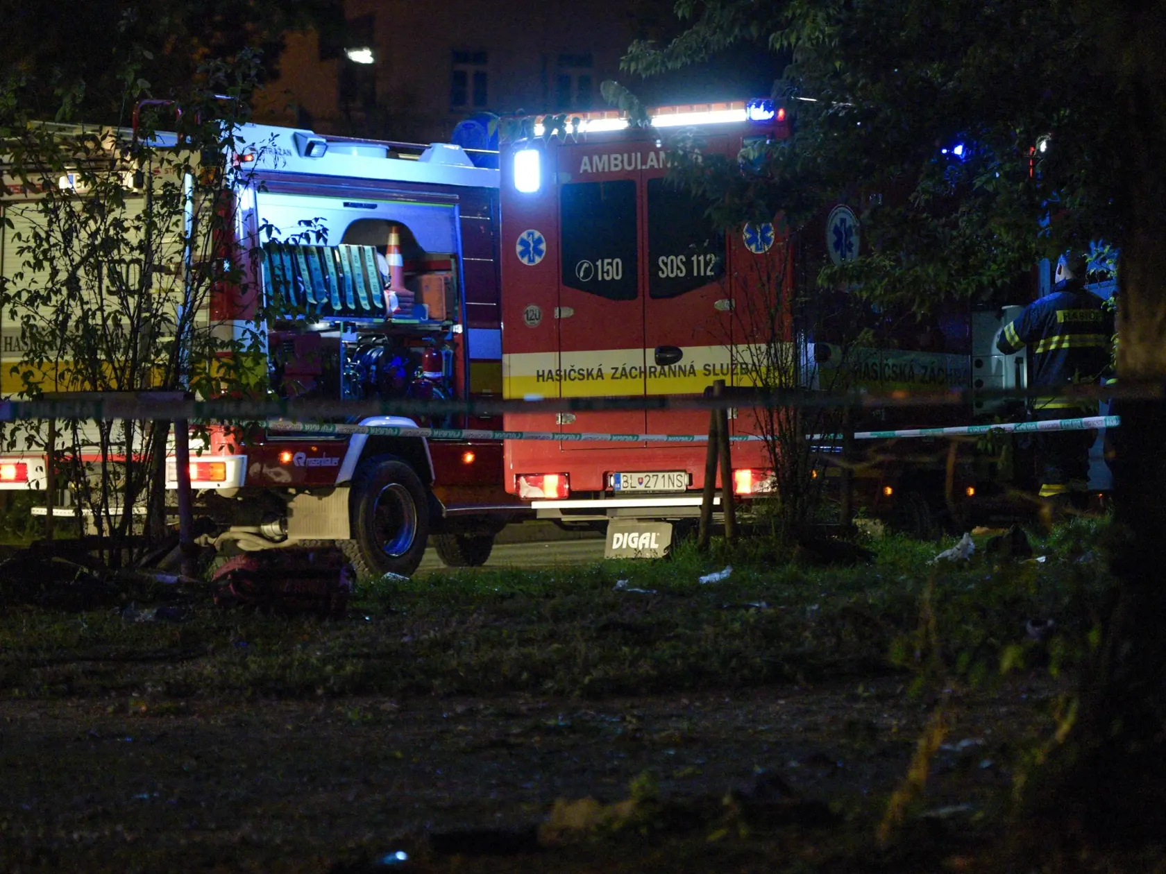 Na bratislavskej Zochovej ulici narazilo v nedeľu krátko po 22.15 h auto do zastávky mestskej hromadnej dopravy (MHD). Nehoda si podľa doterajších informácií vyžiadala štyroch mŕtvych a sedem zranených. Na snímke príslušníci Hasičského a záchranného zboru zasahujú pri dopravnej nehode na Zochovej ulici 2. októbra 2022 v Bratislave. FOTO TASR - Pavol Zachar
