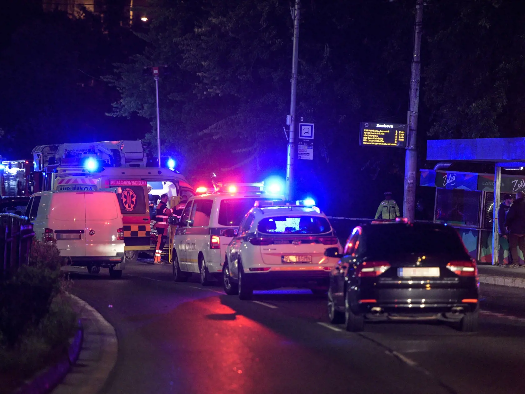 Na bratislavskej Zochovej ulici narazilo v nedeľu krátko po 22.15 h auto do zastávky mestskej hromadnej dopravy (MHD). Nehoda si podľa doterajších informácií vyžiadala štyroch mŕtvych a sedem zranených. Na snímke policajti a  príslušníci Hasičského a záchranného zboru zasahujú pri dopravnej nehode na Zochovej ulici 2. októbra 2022 v Bratislave. FOTO TASR - Pavol Zachar