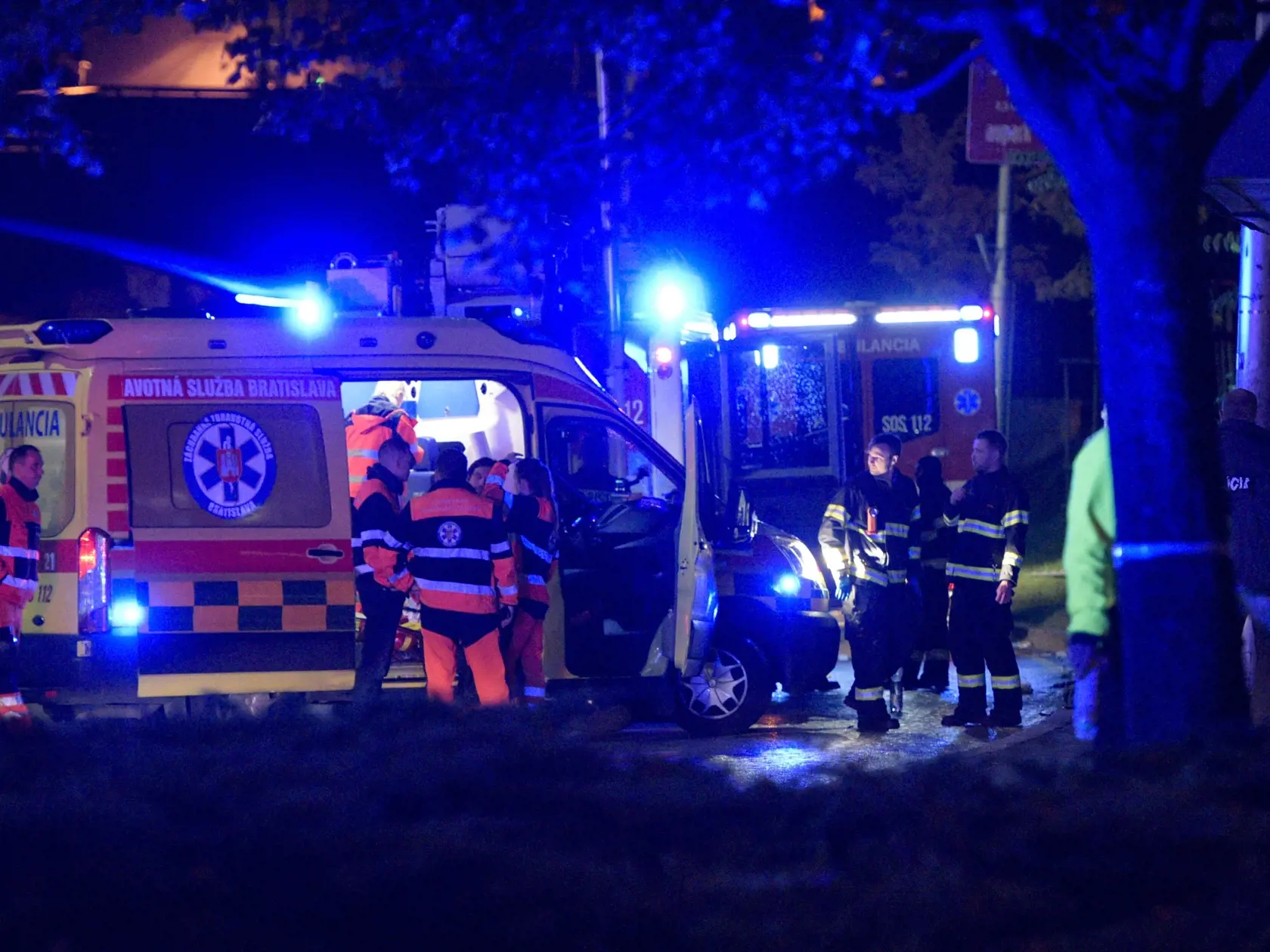 Na bratislavskej Zochovej ulici narazilo v nedeľu krátko po 22.15 h auto do zastávky mestskej hromadnej dopravy (MHD). Nehoda si podľa doterajších informácií vyžiadala štyroch mŕtvych a sedem zranených. Na snímke policajti a  príslušníci Hasičského a záchranného zboru zasahujú pri dopravnej nehode na Zochovej ulici 2. októbra 2022 v Bratislave. FOTO TASR - Pavol Zachar