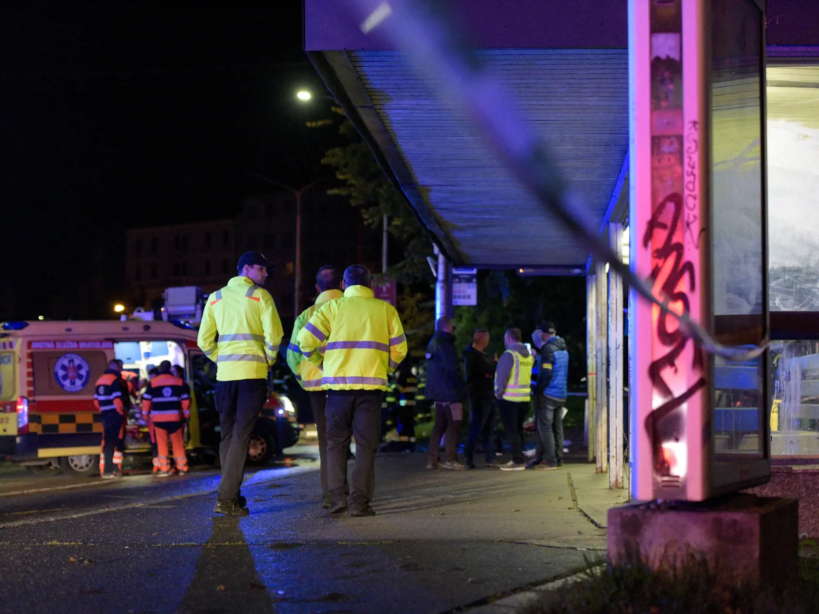Na bratislavskej Zochovej ulici narazilo v nedeľu krátko po 22.15 h auto do zastávky mestskej hromadnej dopravy (MHD). Nehoda si podľa doterajších informácií vyžiadala štyroch mŕtvych a sedem zranených. Na snímke policajti a  príslušníci Hasičského a záchranného zboru zasahujú pri dopravnej nehode na Zochovej ulici 2. októbra 2022 v Bratislave. FOTO TASR - Pavol Zachar