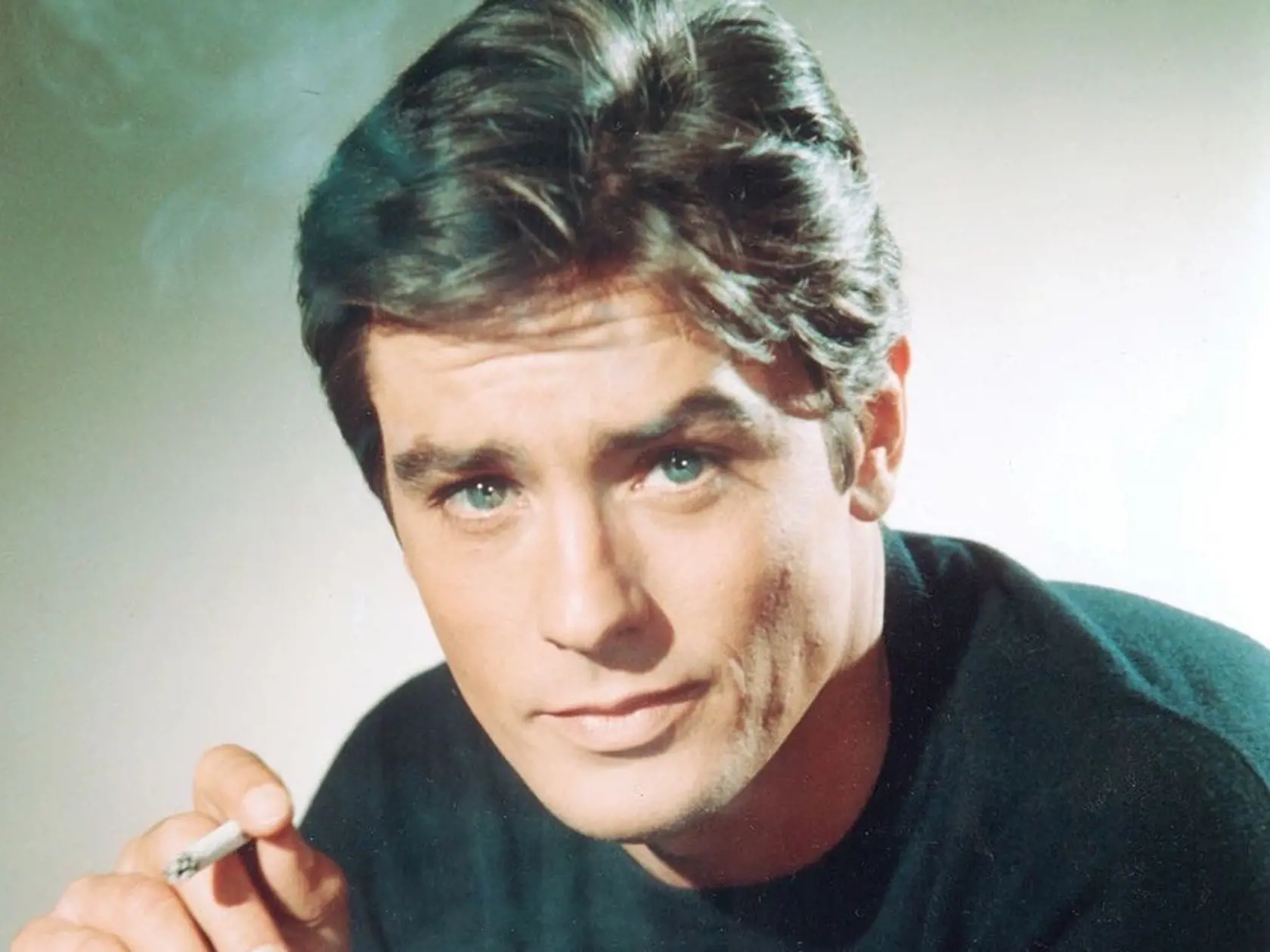 Zoznam fešákov by nebol úplný, keby tam chýbal sukničkár s uhrančivým pohľadom Alain Delon. Predstaviteľ Rocca, Čierneho Tulipána, Zorra a ďalších hrdinov tvrdil o sebe, že je vo vzťahu k ženám hanblivý a tie ho musia zbaliť. Zlé jazyky však hovoria, že to nie je pravda.