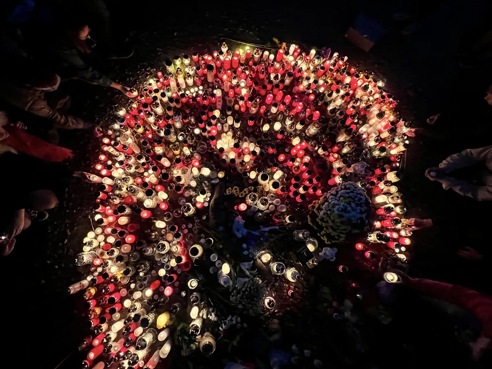 Sviečky, ktoré zapálili účastníci pochodu na pamiatku obetí nedeľnej tragickej nehody.