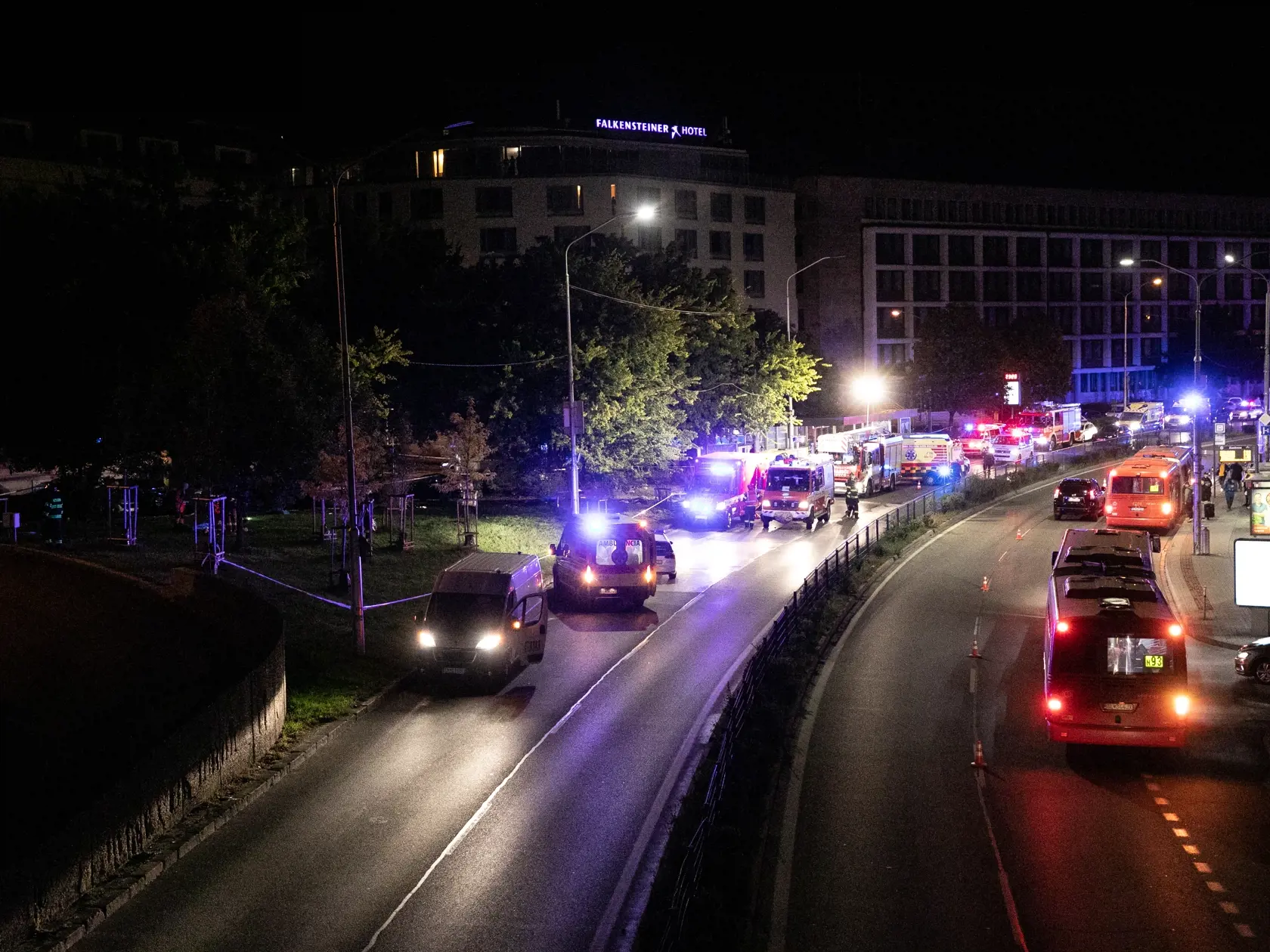 Tragická havária auta na Zochovej ulici, auto nabúralo do autobusovej zástavky.