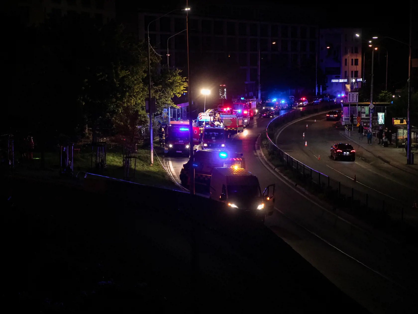 Tragická havária auta na Zochovej ulici, auto nabúralo do autobusovej zástavky.