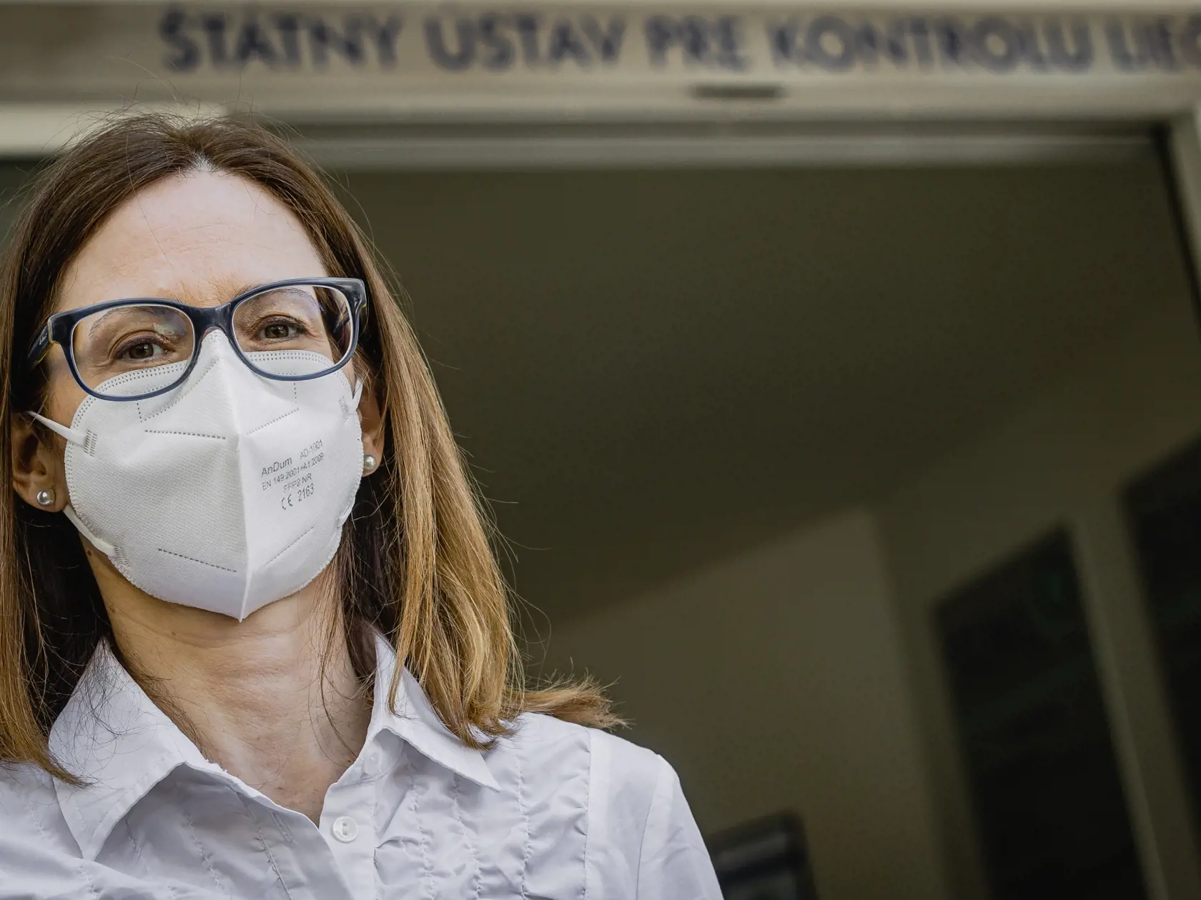 Na snímke riaditeľka Štátneho ústavu pre kontrolu liečiv (ŠÚKL) Zuzana Baťová očakáva príchod prezidentky SR Zuzany Čaputovej na návštevu v ŠÚKL.
