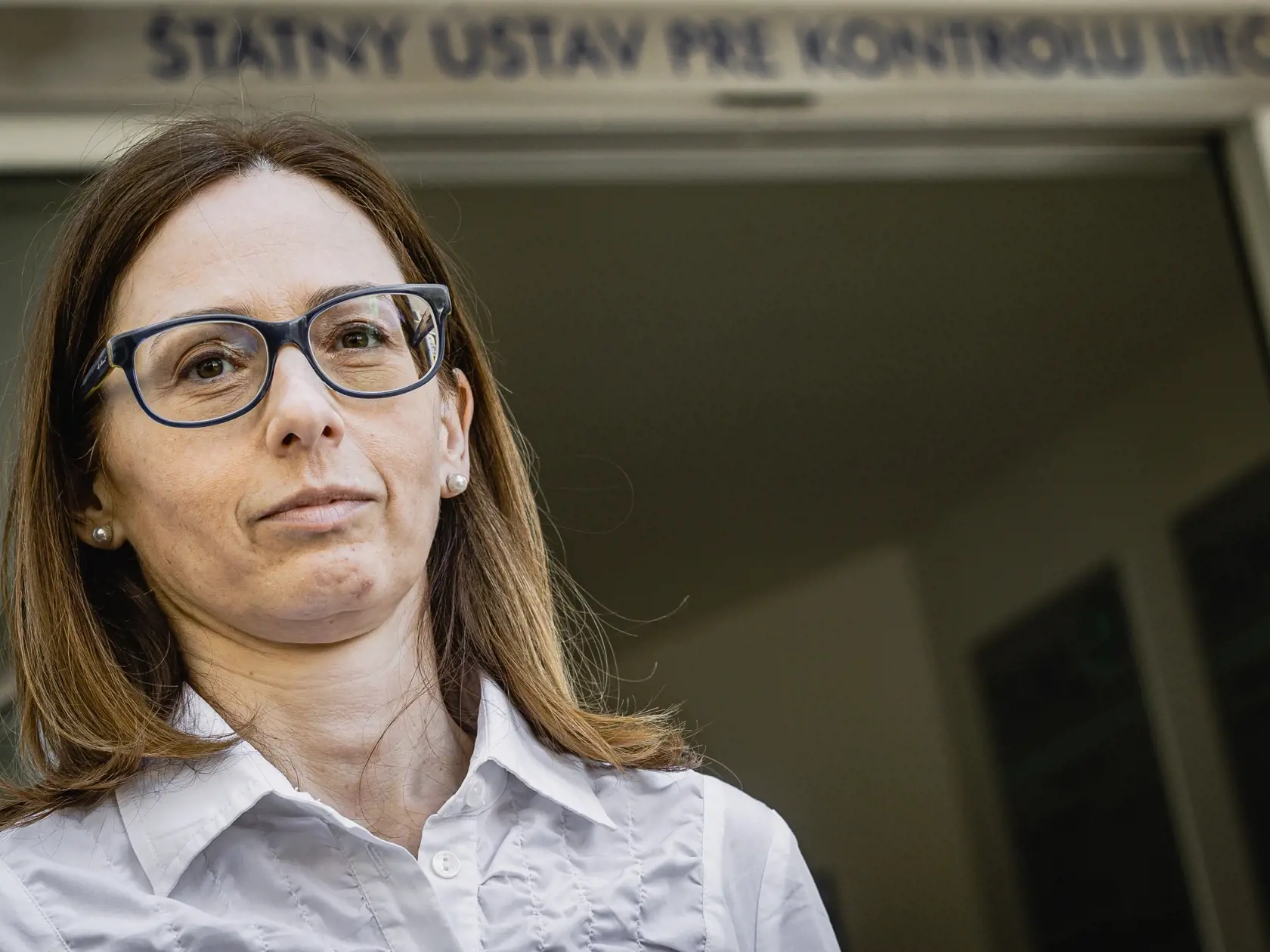 Na snímke riaditeľka Štátneho ústavu pre kontrolu liečiv (ŠÚKL) Zuzana Baťová očakáva príchod prezidentky SR Zuzany Čaputovej na návštevu v ŠÚKL.