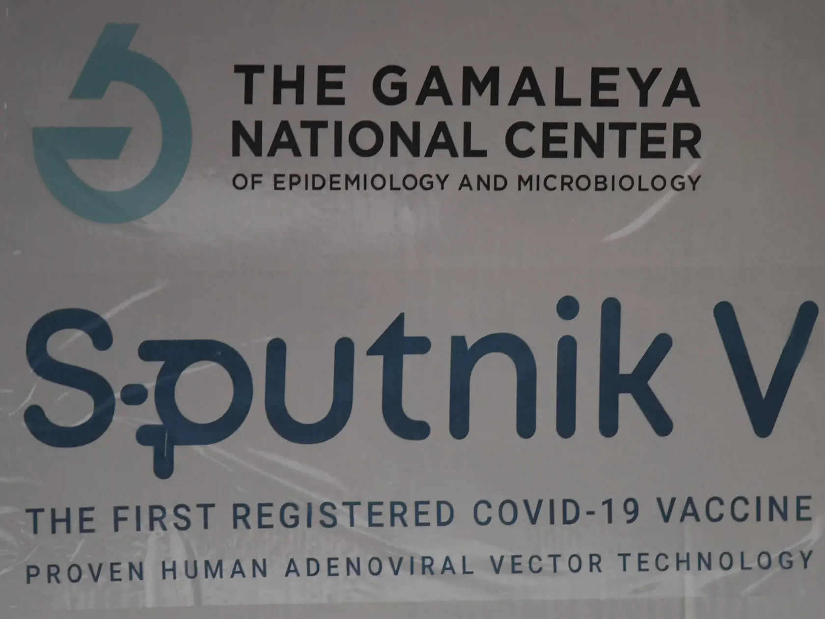 Vakcínu Sputnik priviezli na Slovensko koncom marca, na košickom letisku ju prebrali vtedajší premiér Igor Matovič a exminister zdravotníctva Marek Krajčí.