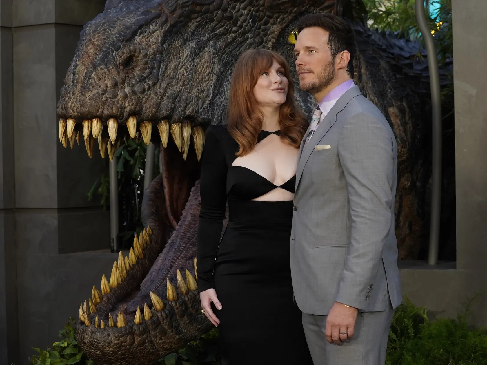 EBE 8 Los Angeles - Na snímke sprava americký herec Chris Pratt (vo filme Owen Grady) a herečka Bryce Dallasová Howardová (Gradyho priateľka  Claire Dearing) prichádzajú na premiéru svojho akčného sci-fi filmu Jurský svet: Nadvláda v kine TCL Chinese Theatre v americkom Los Angeles v noci na 7. júna 2022. FOTO TASR/AP

Bryce Dallas Howard, left, and Chris Pratt arrive at the premiere of "Jurassic World Dominion" on Monday. June 6, 2022, at the TCL Chinese Theatre in Los Angeles. (AP Photo/Chris 