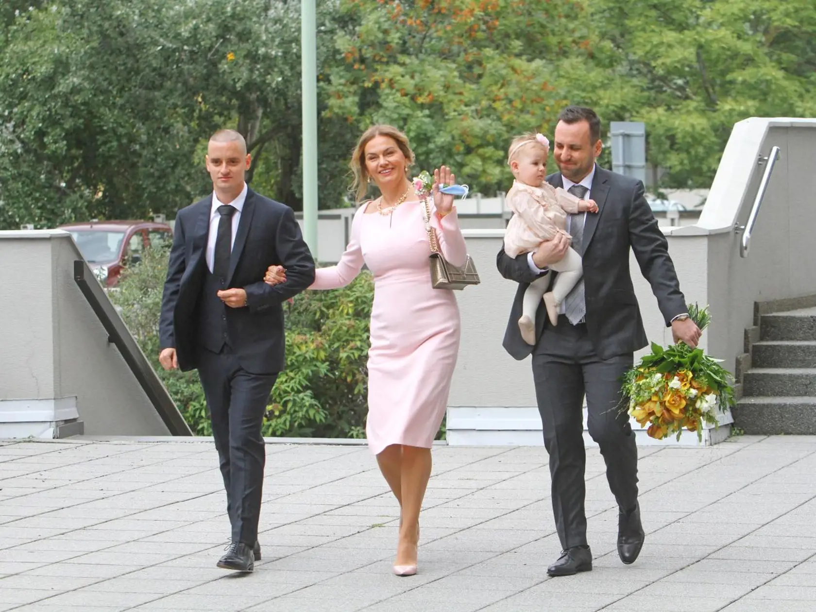 Monika Beňová drží svojho syna, vedľa jej partner s dcérou.