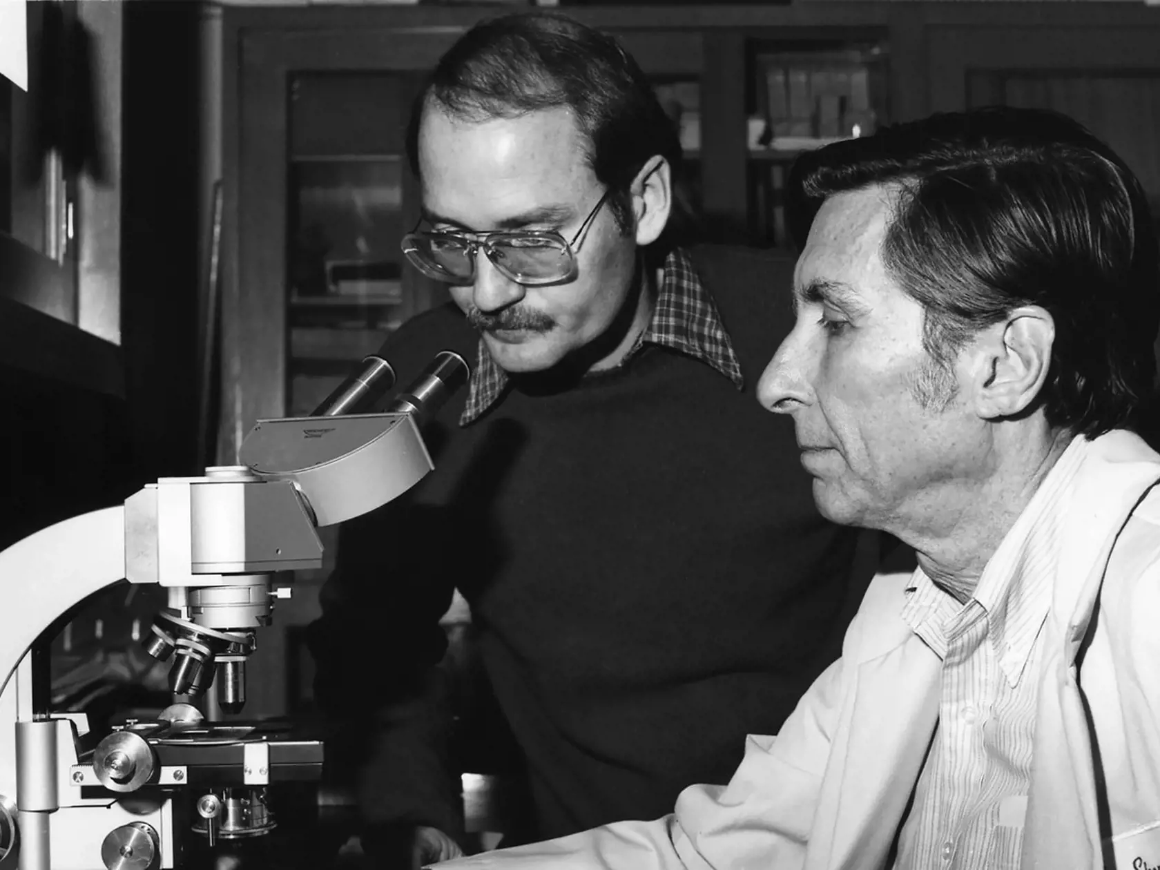 Na snímke z roku 1977 mikrobiológovia Joseph E. McDadw (vľavo) a Charles C. Shepard (vpravo), ako izolujú pôvodcu, ktorý v roku 1976 spôsobil epidémiu na zjazde Americkej légie vo Philadelphii.