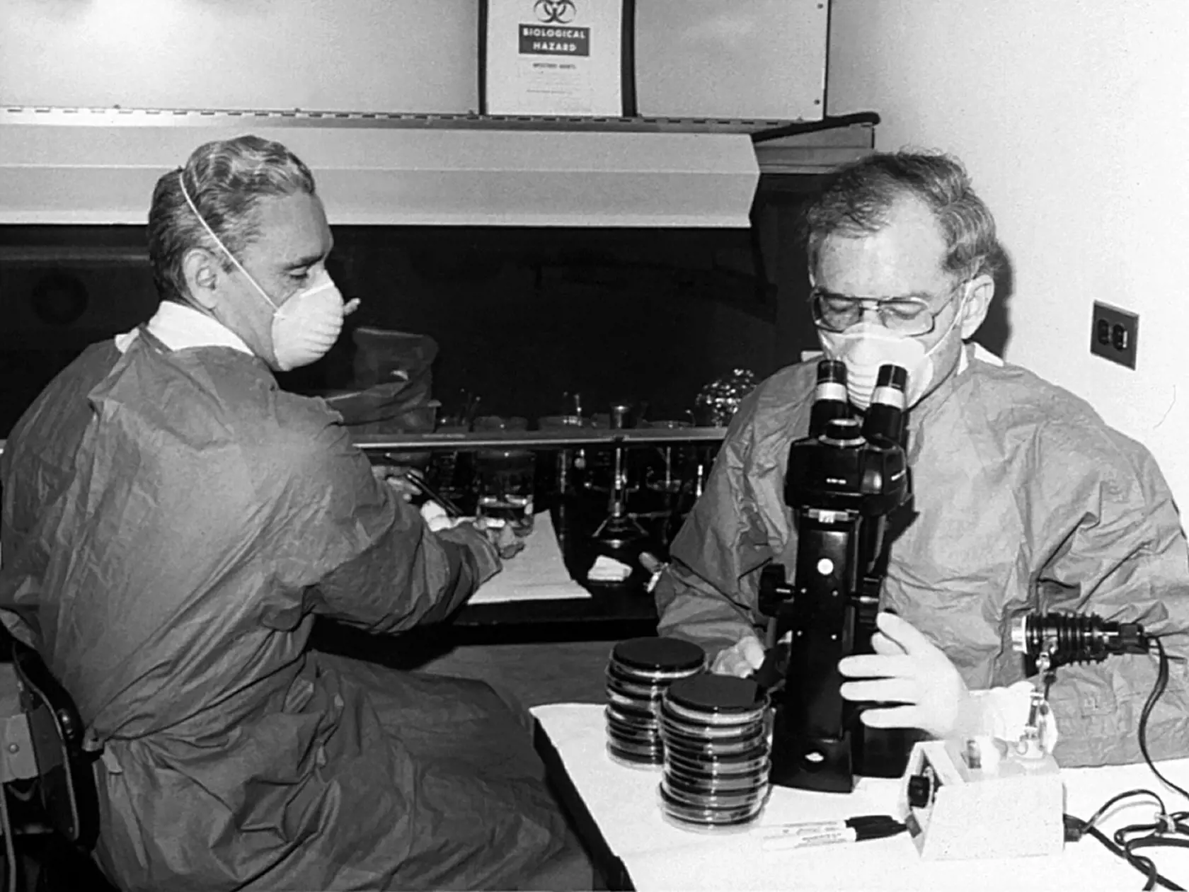 Vedci George Gorman (vľavo) a Jim Feeley (vpravo) v roku 1978 skúmali kultivačné platničky, na ktorých vypestovali prvé environmentálne izoláty Legionella pneumophila.