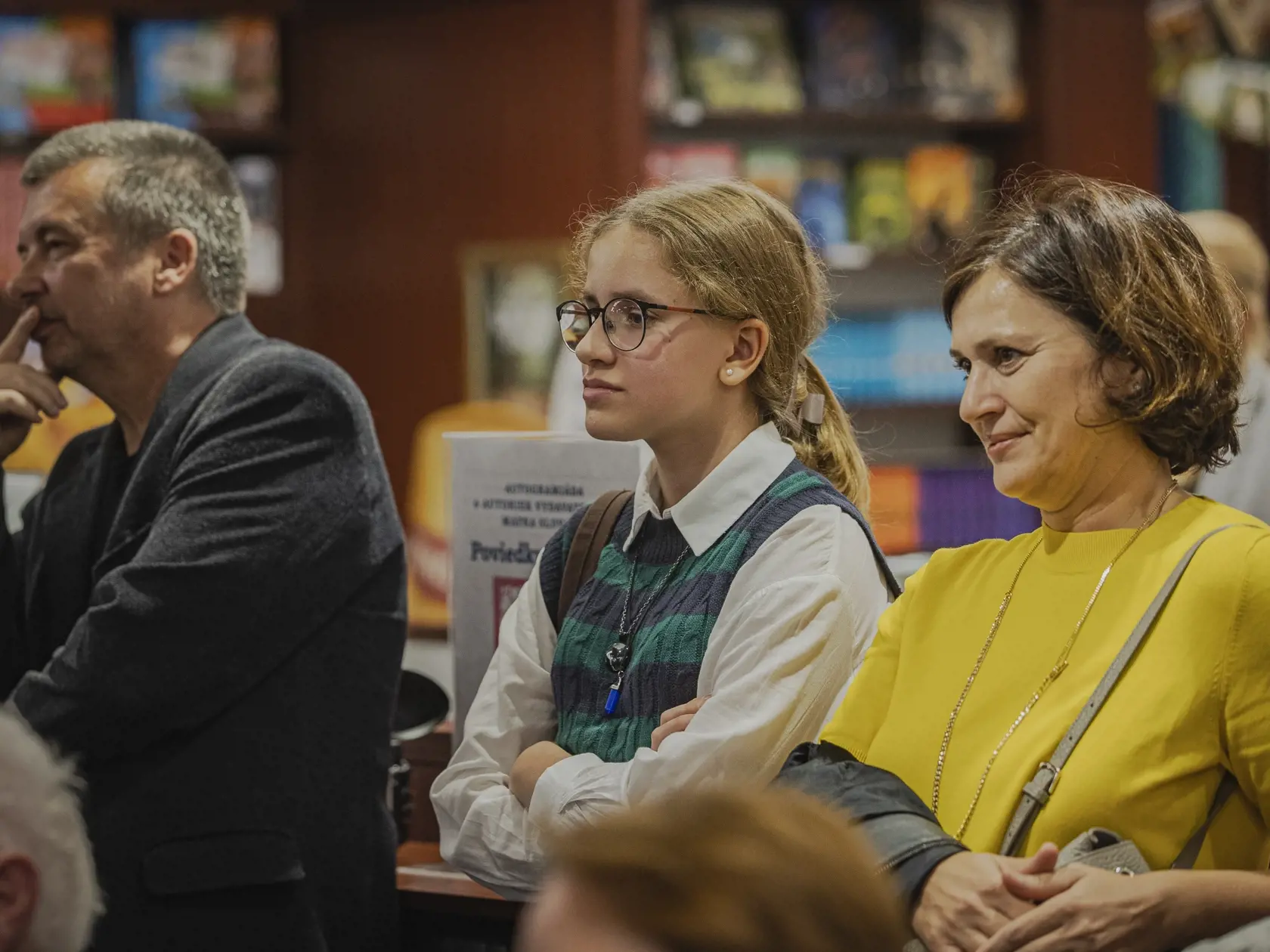 Tanečník a choreograf Jaro Bekr pokrstil v sprievode rodiny vbratislavskom kníhkupectve svoju knižku s názvom „Na toto vás nikto nepripaví“. Na snímke Zara Bekrová.