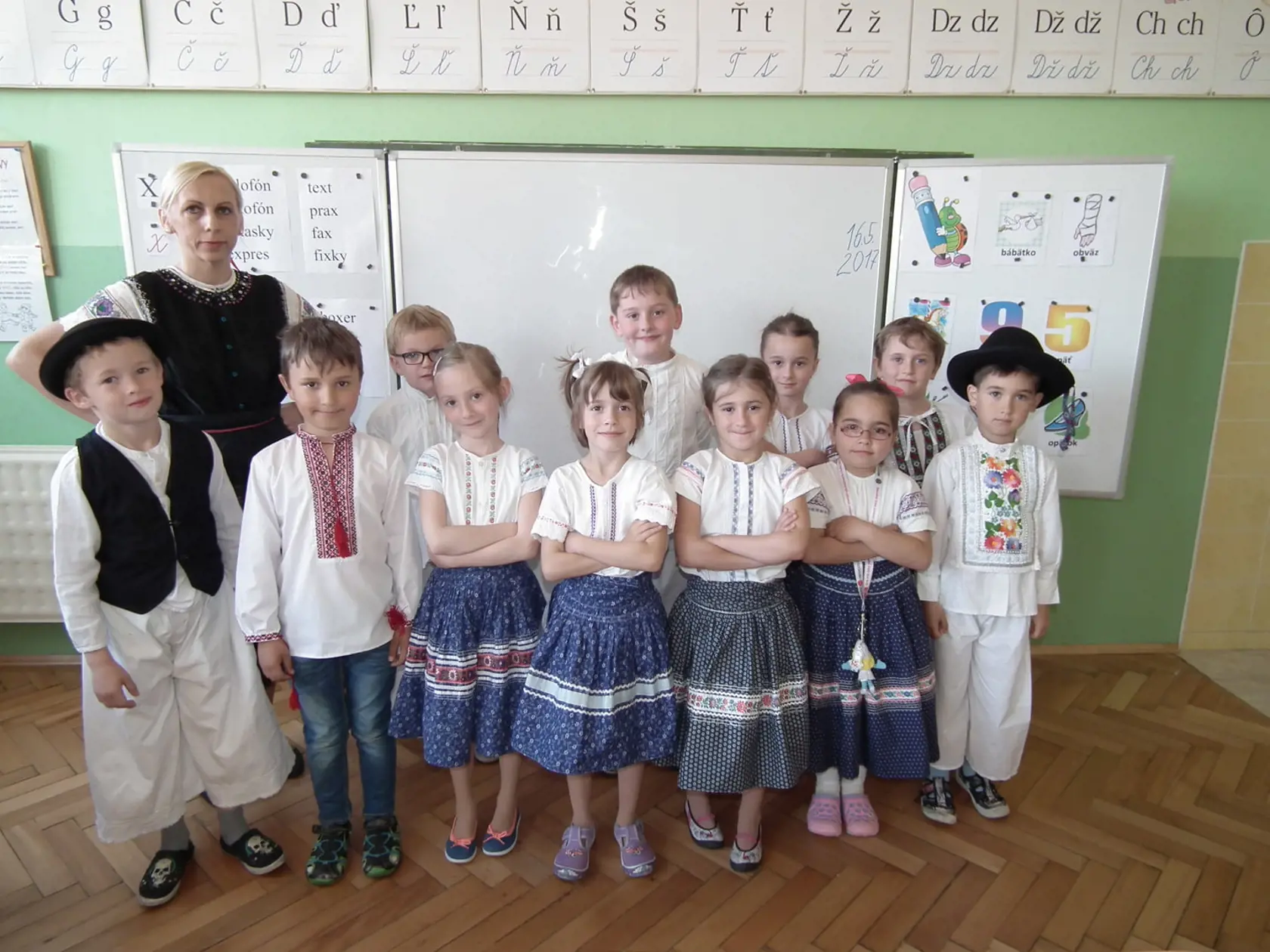 Prváčikov sa spolu s ich učiteľkou Monikou Jenesovou tiež nenechali zahanbiť a do školy prišli v krojoch.