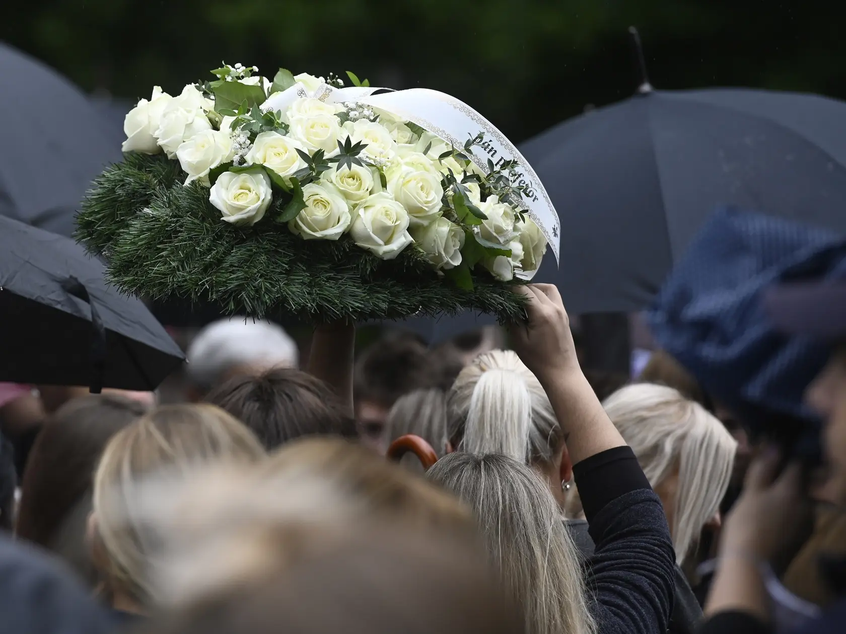 Posledná rozlúčka s tragicky zosnulým učiteľom  Spojenej školy na ulici M. R. Štefánika vo Vrútkach Jaroslavom Budzom. Vrútky, 19. júna 2020. FOTO TASR - Radovan Stoklasa