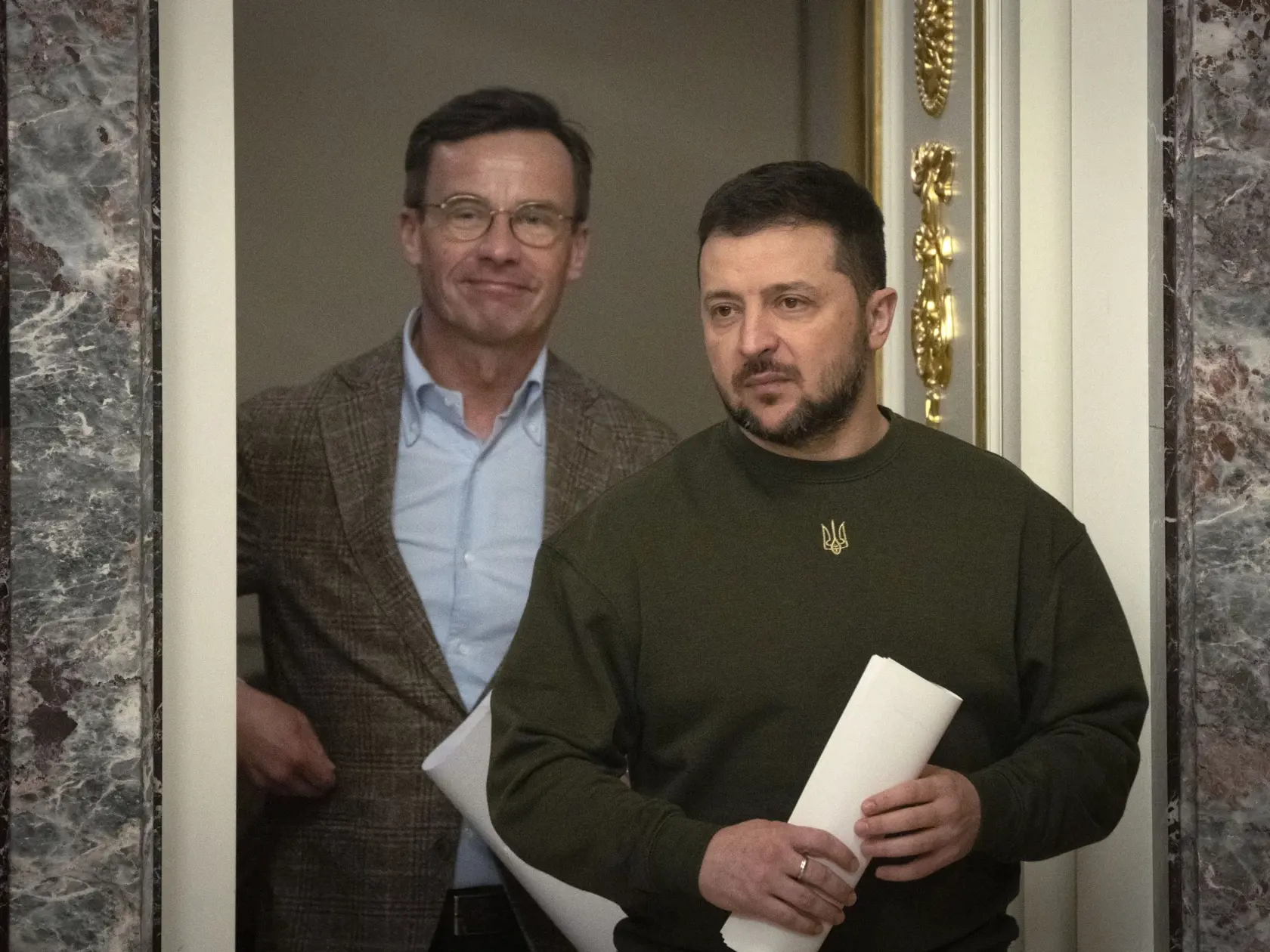 WA 1 Kyjev - Ukrajinský prezident Volodymyr Zelenskyj (vpravo) a švédsky premiér Ulf Kristersson prichádzajú na spoločnú tlačovú konferenciu v Kyjeve v stredu 15. februára 2023. FOTO TASR/AP 

 
Ukrainian President Volodymyr Zelenskyy, left, and Swedish Prime Minister Ulf Kristersson arrive to hold a joint news conference in Kyiv, Ukraine, Wednesday, Feb. 15, 2023. (AP Photo/Efrem Lukatsky)