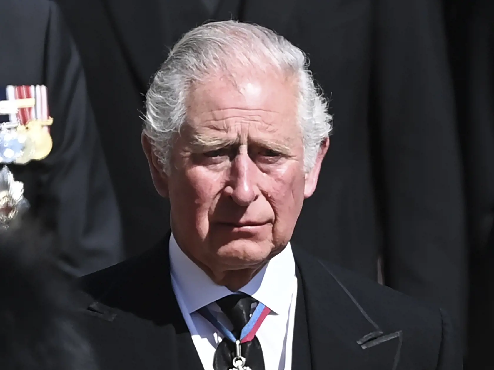 JB 81 Windsor - Britský princ Charles sprevádza rakvu s telesnými pozostatkami britského princa Philipa pri prechádzaní okolo veže Round Tower počas pohrebu britského princa Philipa, manžela britskej kráľovnej Alžbety II., ktorý zomrel minulý piatok vo veku 99 rokov, v areáli Windsorského zámku vo Windsore 17. apríla 2021. Philipovo telo previezli zo súkromnej kaplnky pred vchod hradného areálu na špeciálne upravenom Land Roveri, ktorý pomohol navrhnúť sám princ. Odtiaľ sa začne čestný osemminút