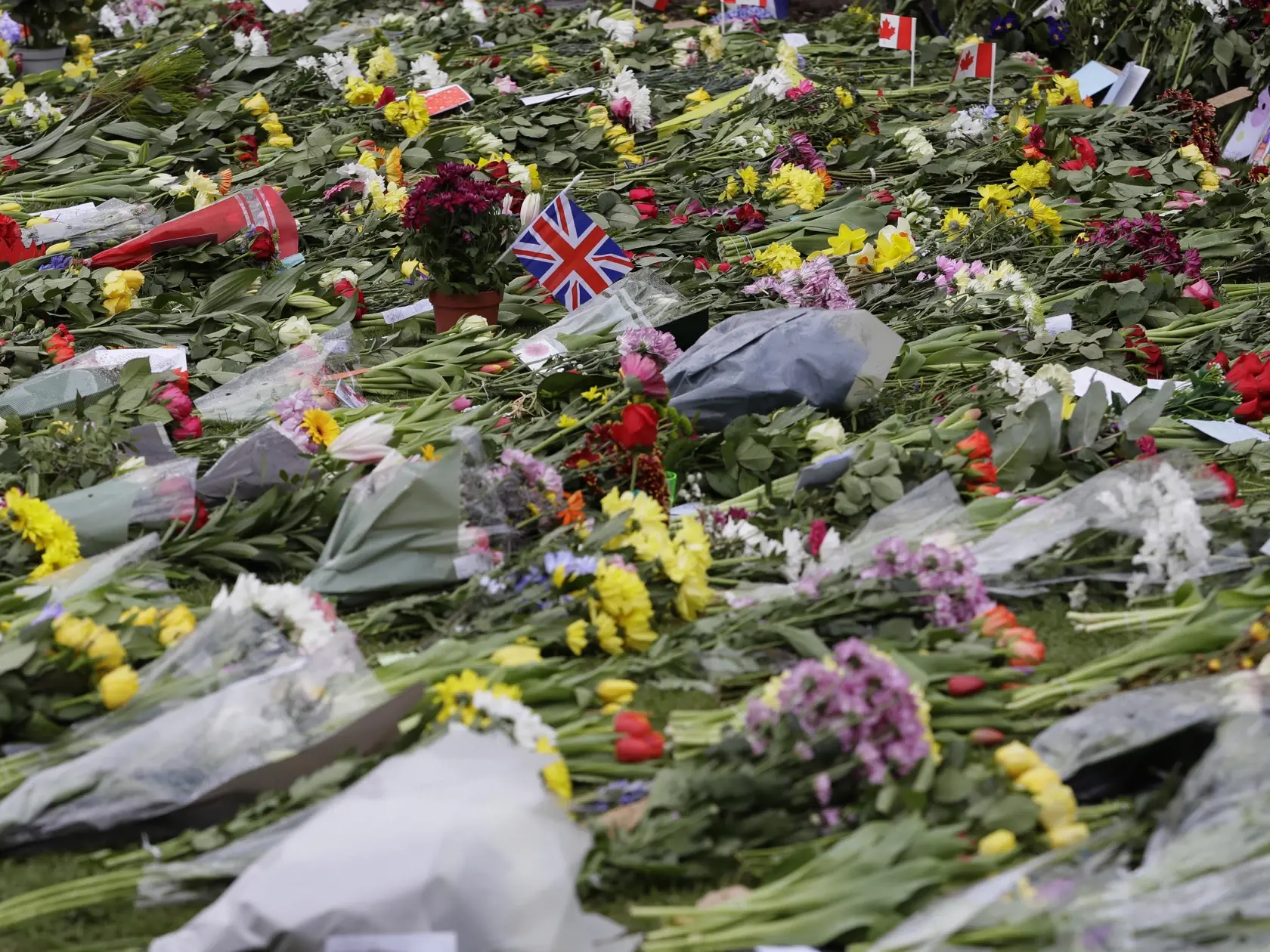 JB 27 Windsor - Kvety položené pred Windsorským zámkom vo Windsore 12. apríla 2021. V Británii už prebiehajú prípravy poslednej rozlúčky s princom Philipom, manželom britskej kráľovnej Alžbety II., ktorý zomrel minulý piatok vo veku 99 rokov. Pohreb sa uskutoční v sobotu popoludní v areáli Windsorského zámku, informovala v pondelok stanica BBC. Pohrebné obrady sa budú konať v tamojšej kaplnke svätého Juraja o 15.00 h miestneho času (16.00 h SELČ). Celý obrad sa uskutoční výlučne v areáli zámku, 