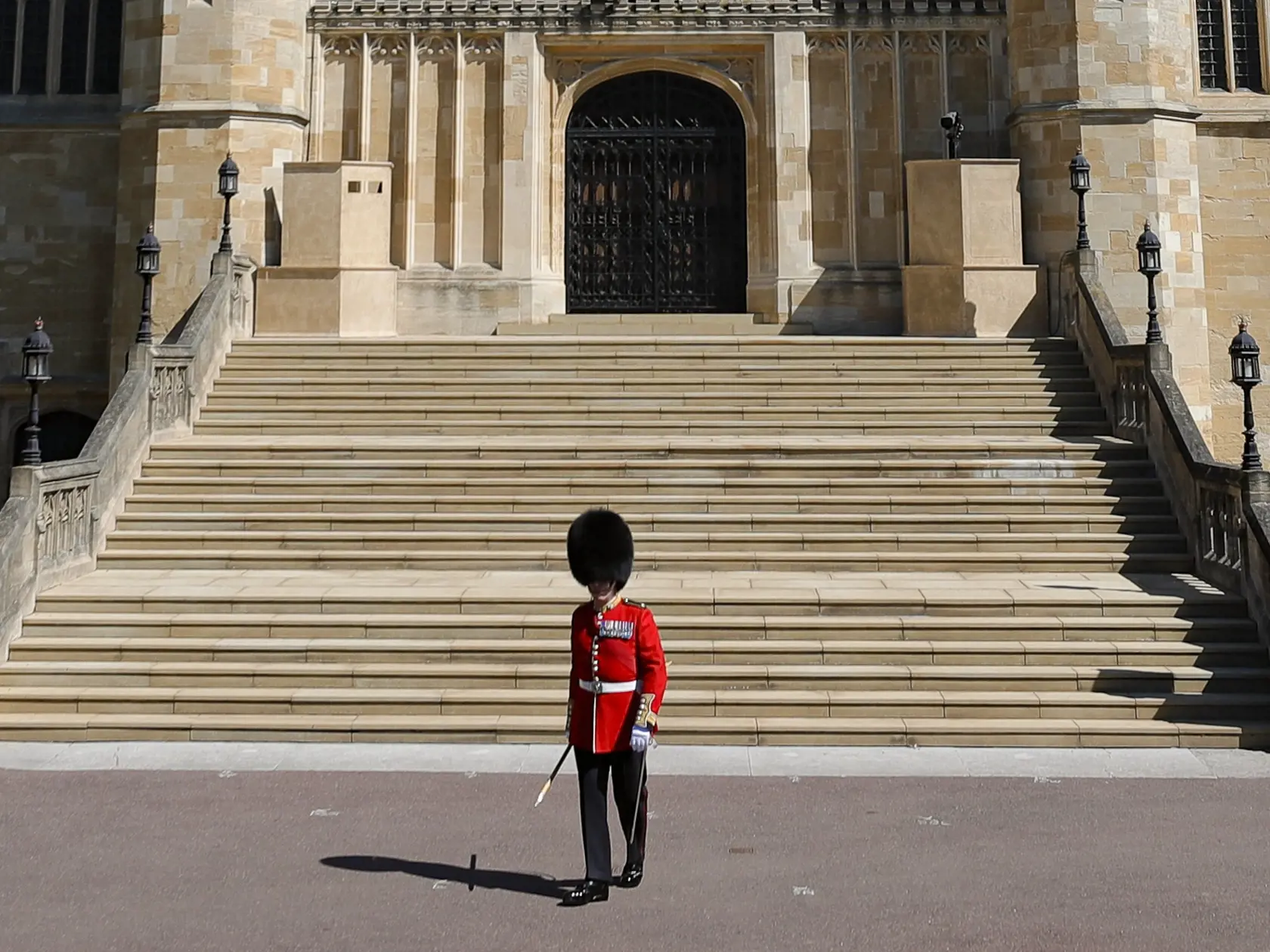 JB 49 Windsor - Člen kráľovskej stráže stojí pred Kaplnkou svätého Juraja v areáli Windsorského zámku vo Windsore 17. apríla 2021 pred pohrebom britského princa Philipa, manžela britskej kráľovnej Alžbety II., ktorý zomrel minulý piatok vo veku 99 rokov. Pohreb sa uskutoční v sobotu popoludní v areáli Windsorského zámku, informovala v pondelok stanica BBC. Pohrebné obrady sa budú konať v tamojšej kaplnke svätého Juraja o 15.00 h miestneho času (16.00 h SELČ). Celý obrad sa uskutoční výlučne v ar