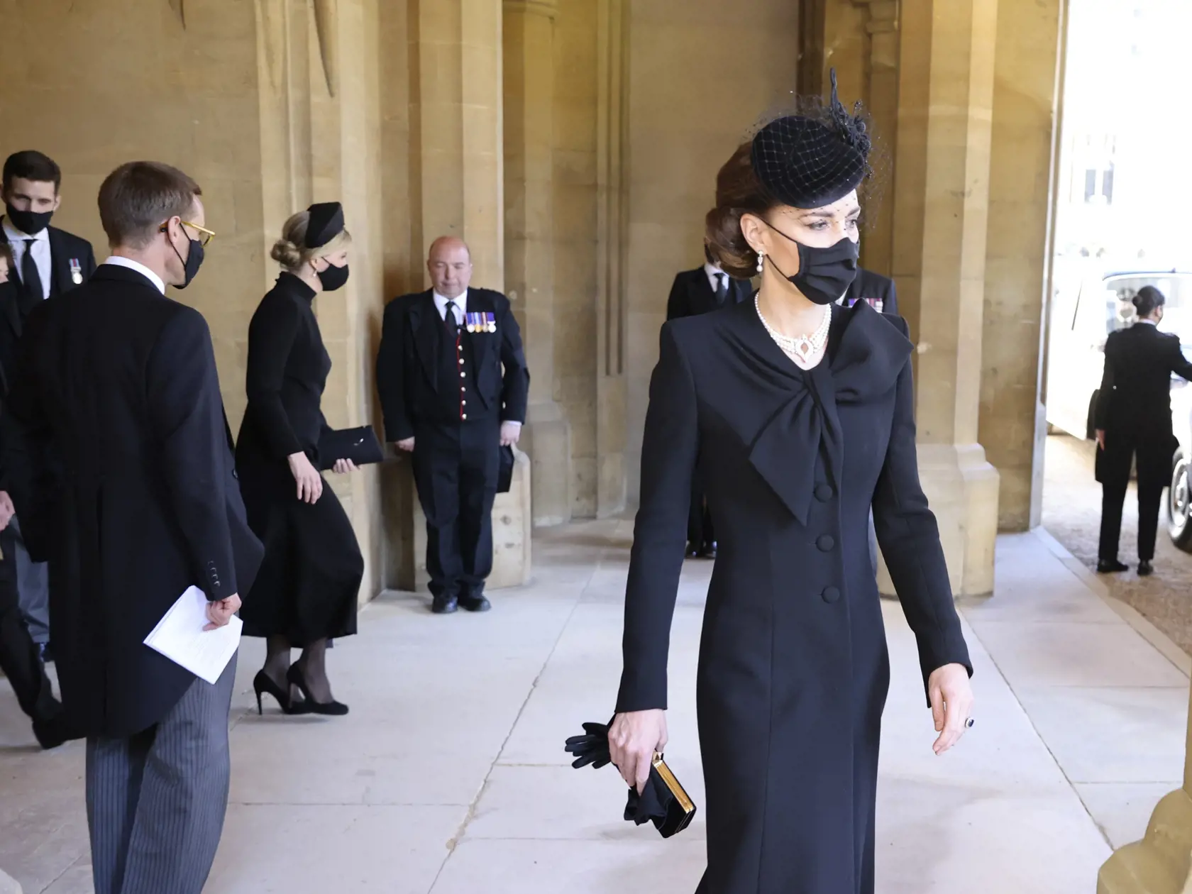 JB 83 Windsor - Kate, vojvodkyňa z Cambridgeu prichádza na pohreb britského princa Philipa, manžela britskej kráľovnej Alžbety II., ktorý zomrel minulý piatok vo veku 99 rokov, v areáli Windsorského zámku vo Windsore 17. apríla 2021. Philipovo telo previezli zo súkromnej kaplnky pred vchod hradného areálu na špeciálne upravenom Land Roveri, ktorý pomohol navrhnúť sám princ. Odtiaľ sa začne čestný osemminútový sprievod, ktorý budú tvoriť príslušníci kráľovskej námornej pechoty a ďalších zložiek b