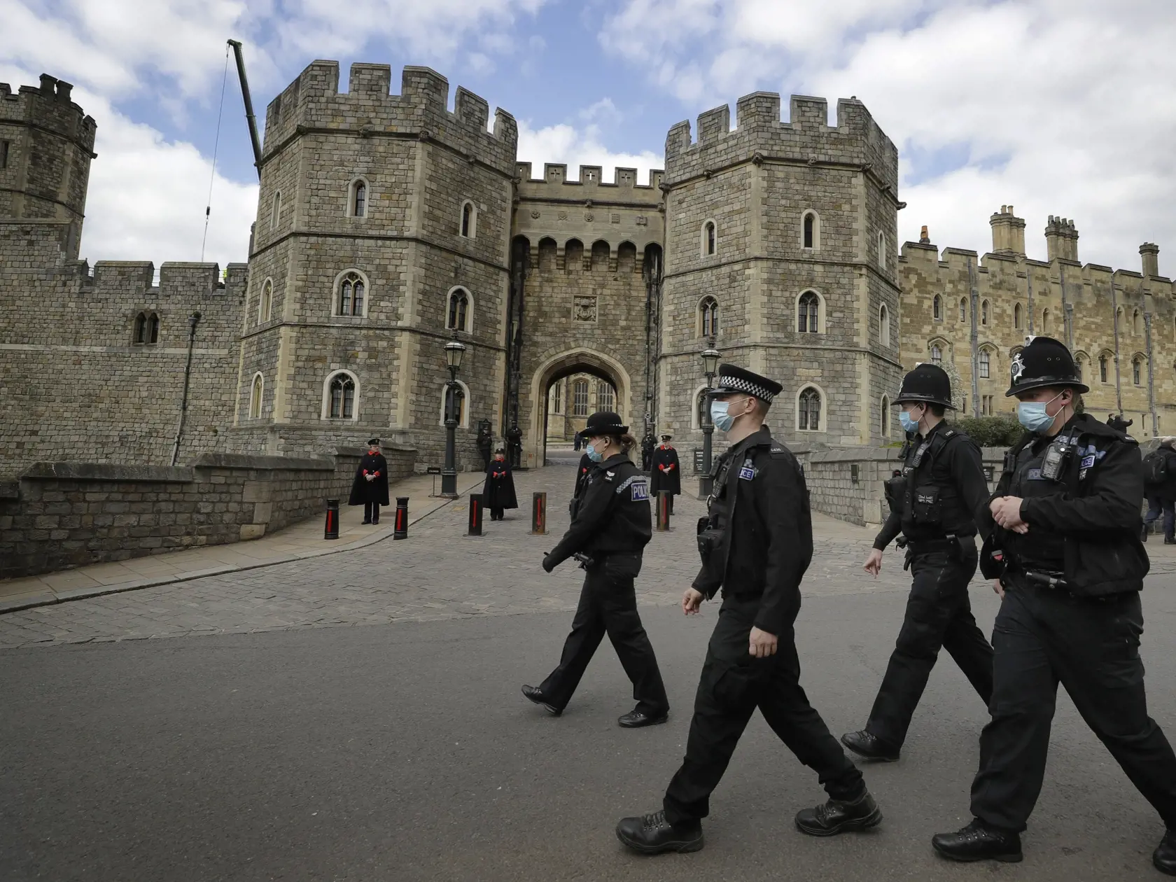 JB 24 Windsor - Policajti hliadkujú pred Windsorským zámkom vo Windsore 12. apríla 2021. V Británii už prebiehajú prípravy poslednej rozlúčky s princom Philipom, manželom britskej kráľovnej Alžbety II., ktorý zomrel minulý piatok vo veku 99 rokov. Pohreb sa uskutoční v sobotu popoludní v areáli Windsorského zámku, informovala v pondelok stanica BBC. Pohrebné obrady sa budú konať v tamojšej kaplnke svätého Juraja o 15.00 h miestneho času (16.00 h SELČ). Celý obrad sa uskutoční výlučne v areáli zá