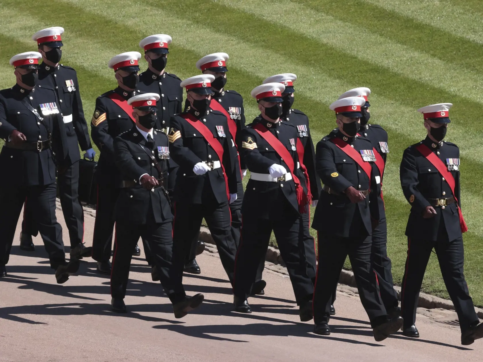 JB 44 Windsor - Vojaci prichádzajú po chodníku Long Walk k Windsorskému zámku vo Windsore 17. apríla 2021 na pohreb britského princa Philipa, manžela britskej kráľovnej Alžbety II., ktorý zomrel minulý piatok vo veku 99 rokov. Pohreb sa uskutoční v sobotu popoludní v areáli Windsorského zámku, informovala v pondelok stanica BBC. Pohrebné obrady sa budú konať v tamojšej kaplnke svätého Juraja o 15.00 h miestneho času (16.00 h SELČ). Celý obrad sa uskutoční výlučne v areáli zámku, pričom tesne pre