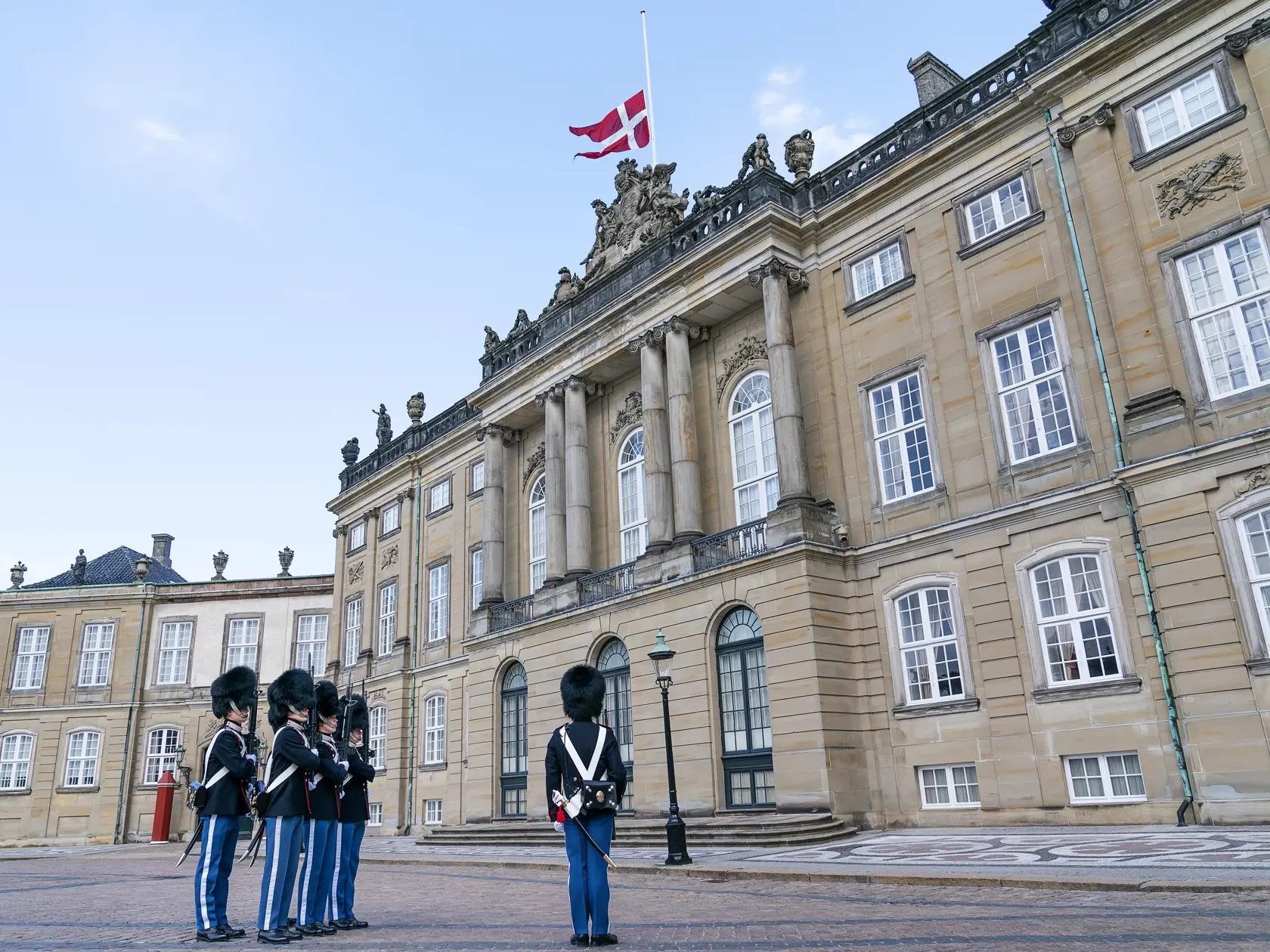 JB 33 Kodaň - Zástavy stiahnuté na pol žrde na paláci Amalienborg v Kodani 17. apríla 2021 pri príležitosti dnešného pohrebu princa Philipa, manžela britskej kráľovnej Alžbety II., ktorý zomrel minulý piatok vo veku 99 rokov. Pohreb sa uskutoční v sobotu popoludní v areáli Windsorského zámku, informovala v pondelok stanica BBC. Pohrebné obrady sa budú konať v tamojšej kaplnke svätého Juraja o 15.00 h miestneho času (16.00 h SELČ). Celý obrad sa uskutoční výlučne v areáli zámku, pričom tesne pred