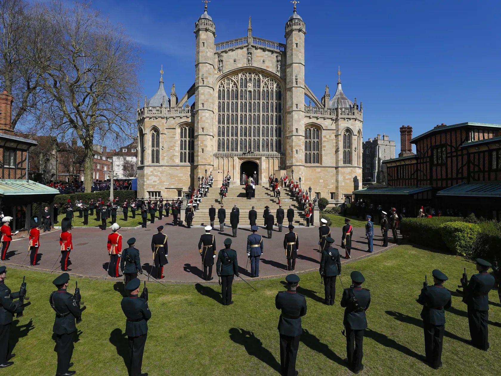 JB 79Windsor - Rakva s telesnými pozostatkami britského princa Philipa prichádza do Kaplnky svätého Juraja počas pohrebu britského princa Philipa, manžela britskej kráľovnej Alžbety II., ktorý zomrel minulý piatok vo veku 99 rokov, v areáli Windsorského zámku vo Windsore 17. apríla 2021. Philipovo telo previezli zo súkromnej kaplnky pred vchod hradného areálu na špeciálne upravenom Land Roveri, ktorý pomohol navrhnúť sám princ. Odtiaľ sa začne čestný osemminútový sprievod, ktorý budú tvoriť prís