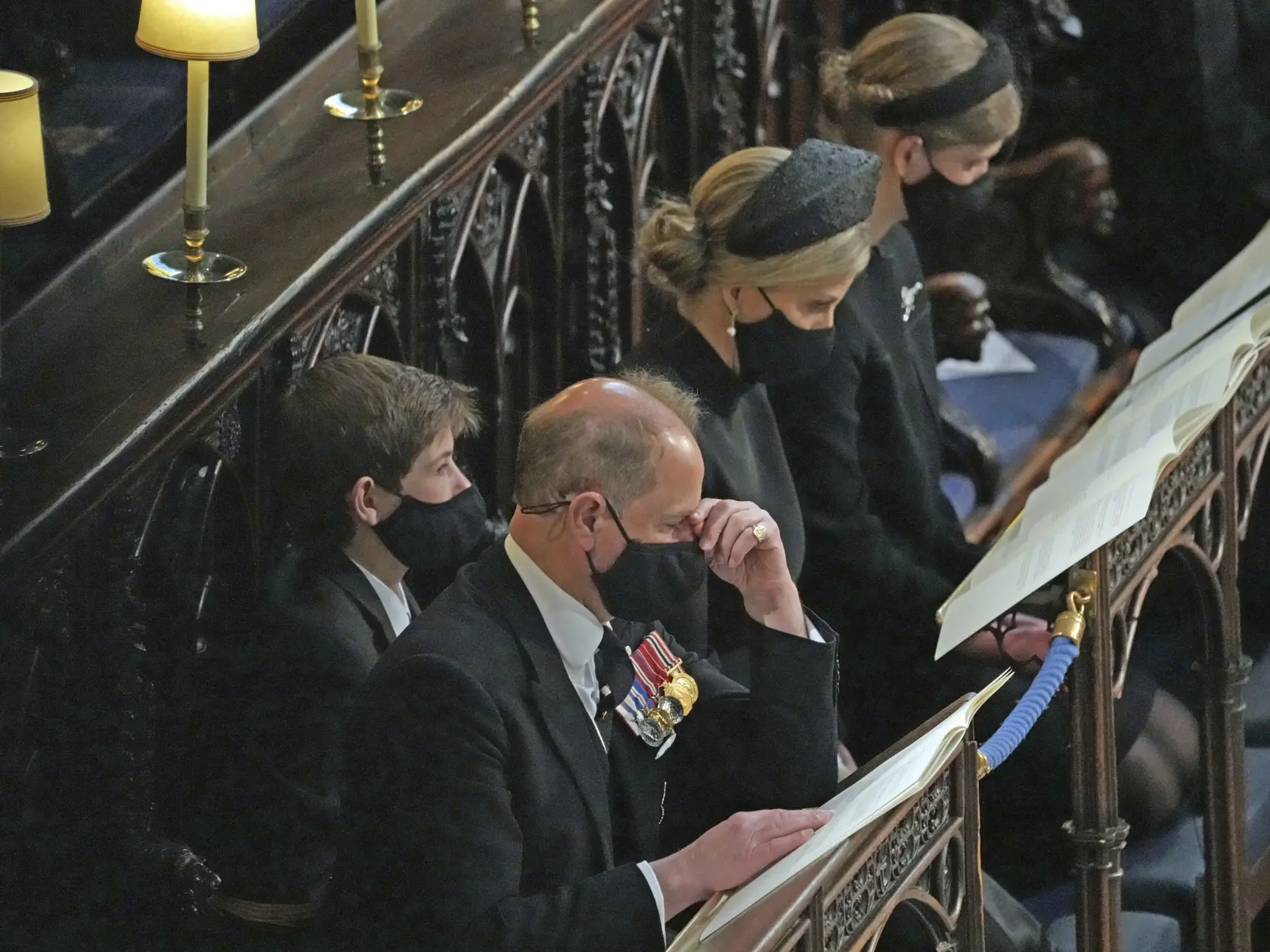 JB 73 Windsor - Členovia kráľovskej rodiny zľava James Viscount Severn, princ Edward, Sophie,  grófka z Wessexu a Lady Louise Windsor sedia neďaleko rakvy s telesnými pozostatkami britského princa Philipa v Kaplnke svätého Juraja počas pohrebu britského princa Philipa, manžela britskej kráľovnej Alžbety II., ktorý zomrel minulý piatok vo veku 99 rokov, v areáli Windsorského zámku vo Windsore 17. apríla 2021. Philipovo telo previezli zo súkromnej kaplnky pred vchod hradného areálu na špeciálne up