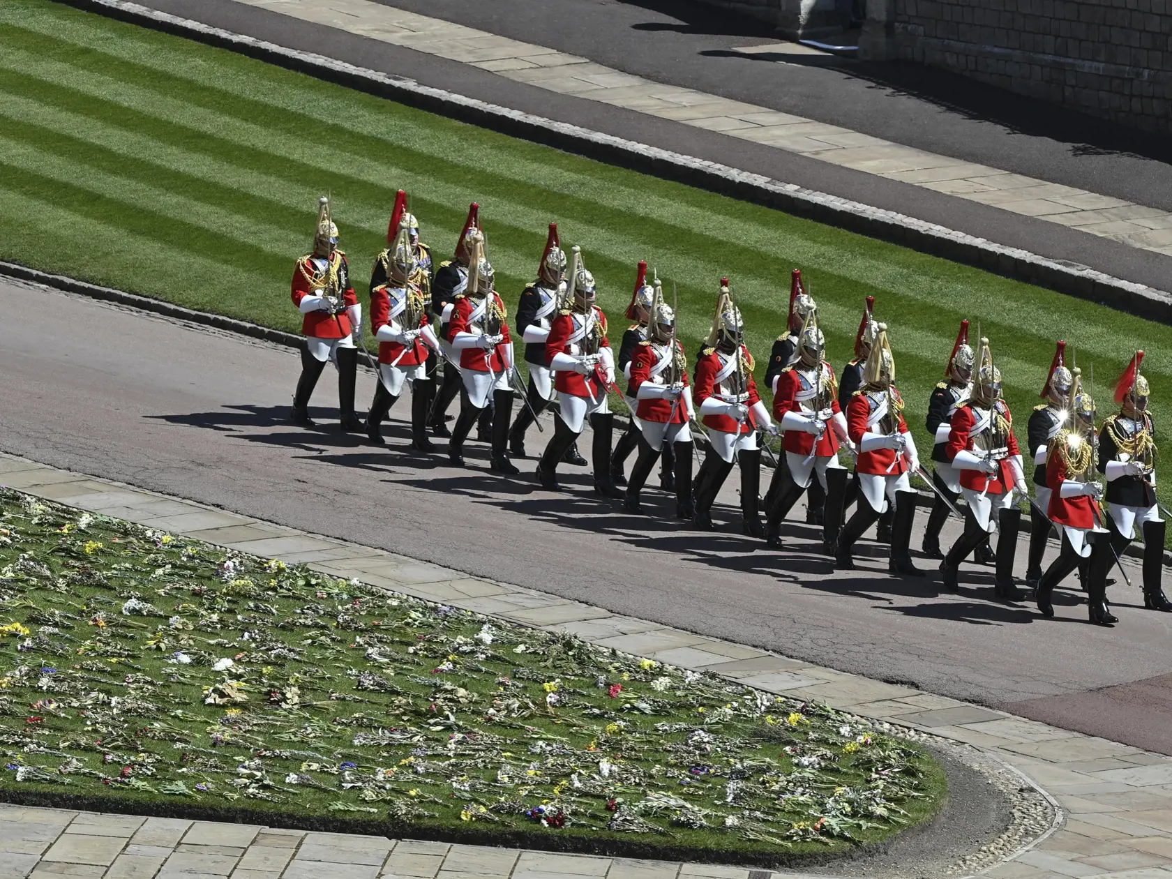 JB 51 Windsor - Uniformovaní vojaci pochodujú v areáli Windsorského zámku vo Windsore 17. apríla 2021 pred pohrebom britského princa Philipa, manžela britskej kráľovnej Alžbety II., ktorý zomrel minulý piatok vo veku 99 rokov. Pohreb sa uskutoční v sobotu popoludní v areáli Windsorského zámku, informovala v pondelok stanica BBC. Pohrebné obrady sa budú konať v tamojšej kaplnke svätého Juraja o 15.00 h miestneho času (16.00 h SELČ). Celý obrad sa uskutoční výlučne v areáli zámku, pričom tesne pre
