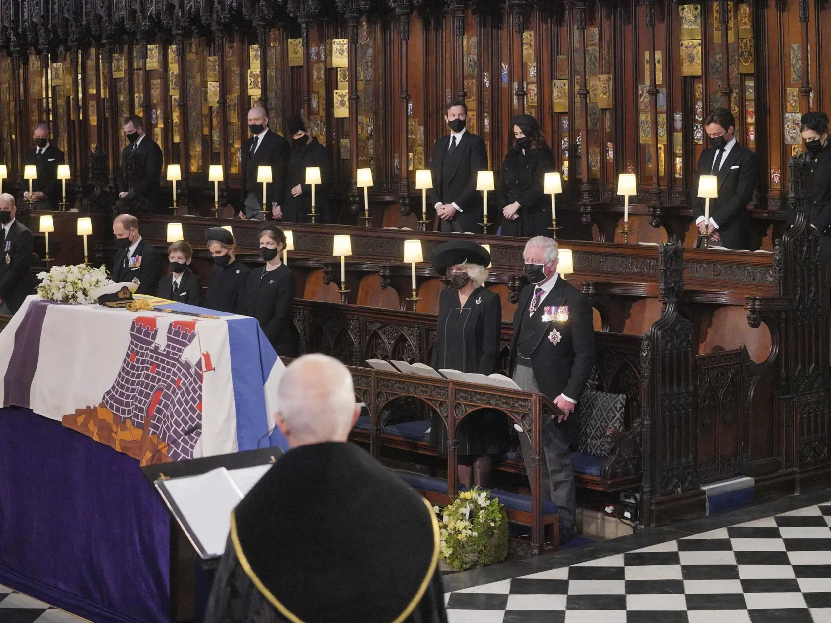 JB 69 Windsor - Členovia kráľovskej rodiny v prednom rade zľava Kate, vojvodkyňa z Cambridgeu, princ William, princ Edward, Viscount Severn, Lady Louise Mountbatten-Windsor, Sophie Countessová z Wessexu, Camilla, vojvodkyňa z Cornwallu a princ Charles sedia neďaleko rakvy s telesnými pozostatkami britského princa Philipa v Kaplnke svätého Juraja počas pohrebu britského princa Philipa, manžela britskej kráľovnej Alžbety II., ktorý zomrel minulý piatok vo veku 99 rokov, v areáli Windsorského zámku