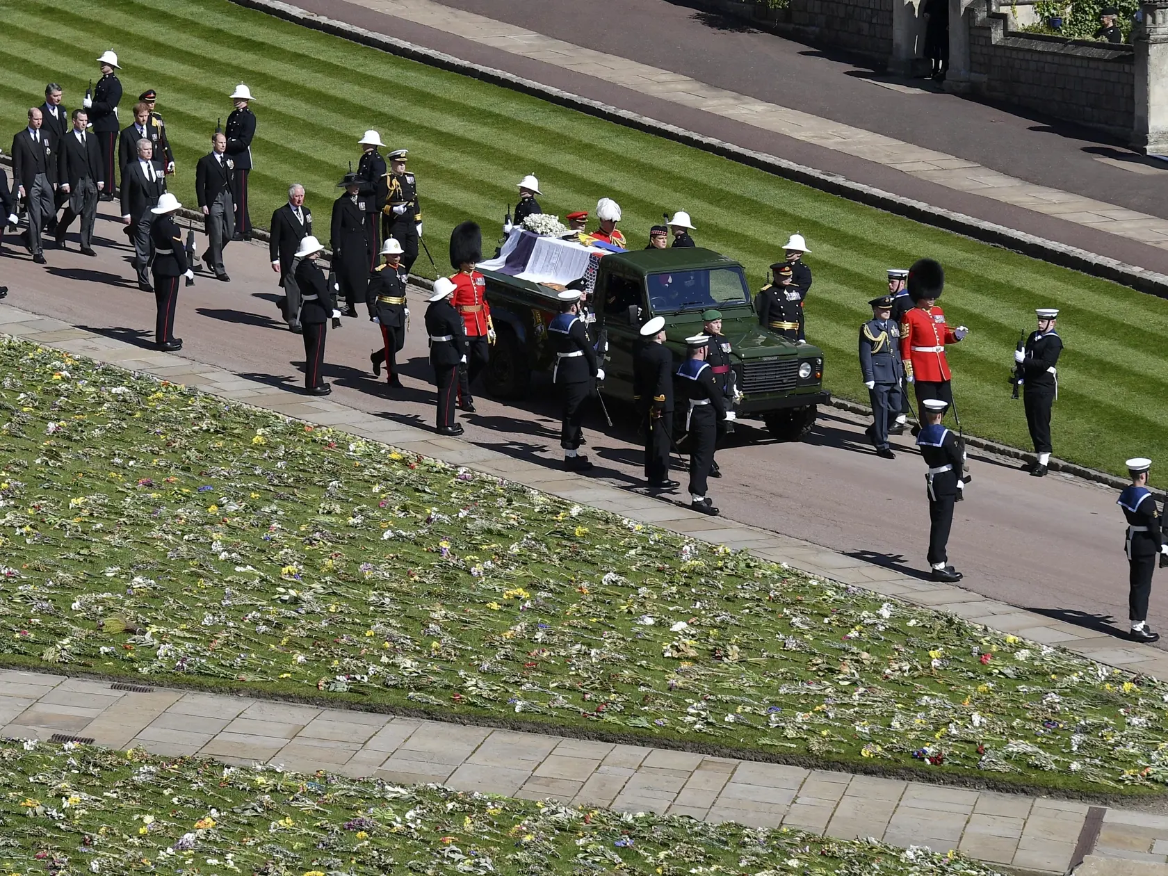 JB 65 Windsor - Rakva s telesnými pozostatkami britského princa Philipa prichádza do Kaplnky svätého Juraja počas pohrebu britského princa Philipa, manžela britskej kráľovnej Alžbety II., ktorý zomrel minulý piatok vo veku 99 rokov, v areáli Windsorského zámku vo Windsore 17. apríla 2021. Philipovo telo previezli zo súkromnej kaplnky pred vchod hradného areálu na špeciálne upravenom Land Roveri, ktorý pomohol navrhnúť sám princ. Odtiaľ sa začne čestný osemminútový sprievod, ktorý budú tvoriť prí