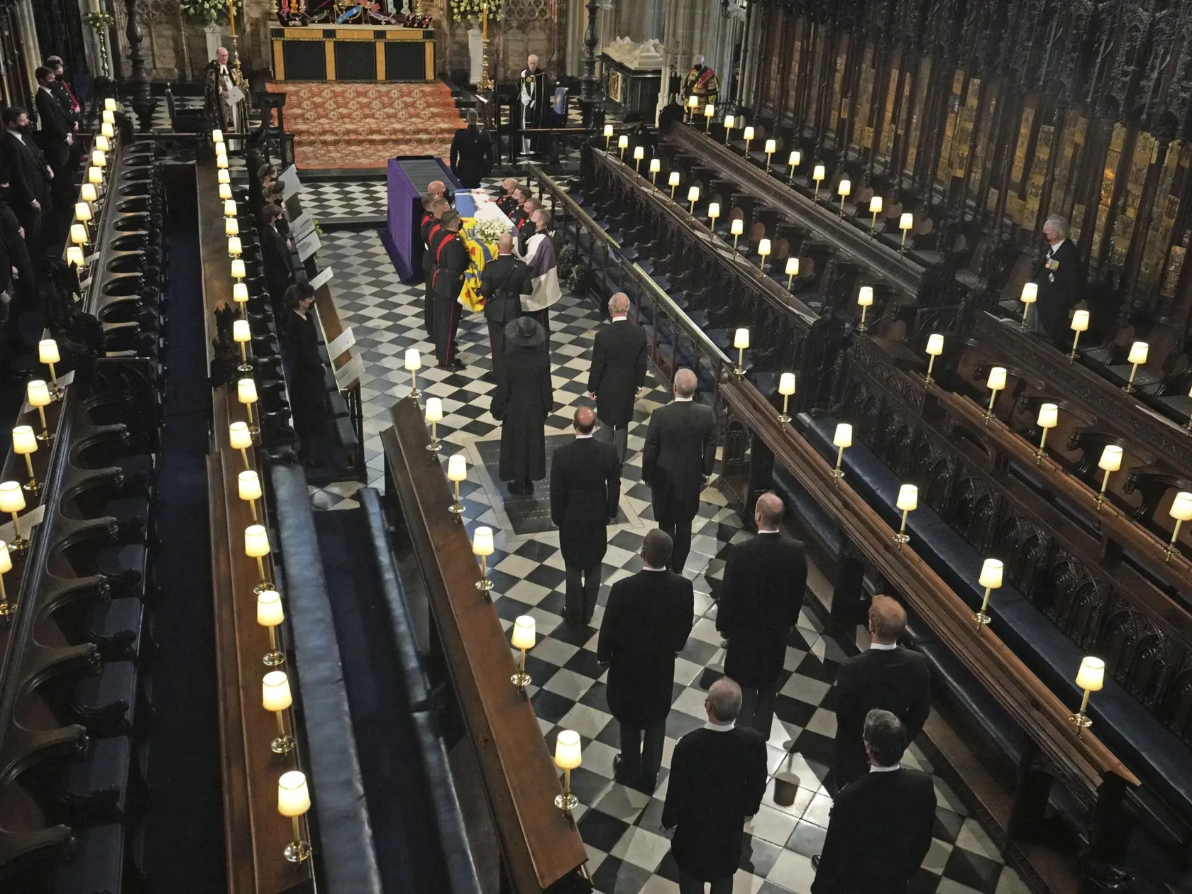 JB 71 Windsor - Členovia kráľovskej rodiny kráčajú za rakvou s telesnými pozostatkami britského princa Philipa v Kaplnke svätého Juraja počas pohrebu britského princa Philipa, manžela britskej kráľovnej Alžbety II., ktorý zomrel minulý piatok vo veku 99 rokov, v areáli Windsorského zámku vo Windsore 17. apríla 2021. Philipovo telo previezli zo súkromnej kaplnky pred vchod hradného areálu na špeciálne upravenom Land Roveri, ktorý pomohol navrhnúť sám princ. Odtiaľ sa začne čestný osemminútový spr
