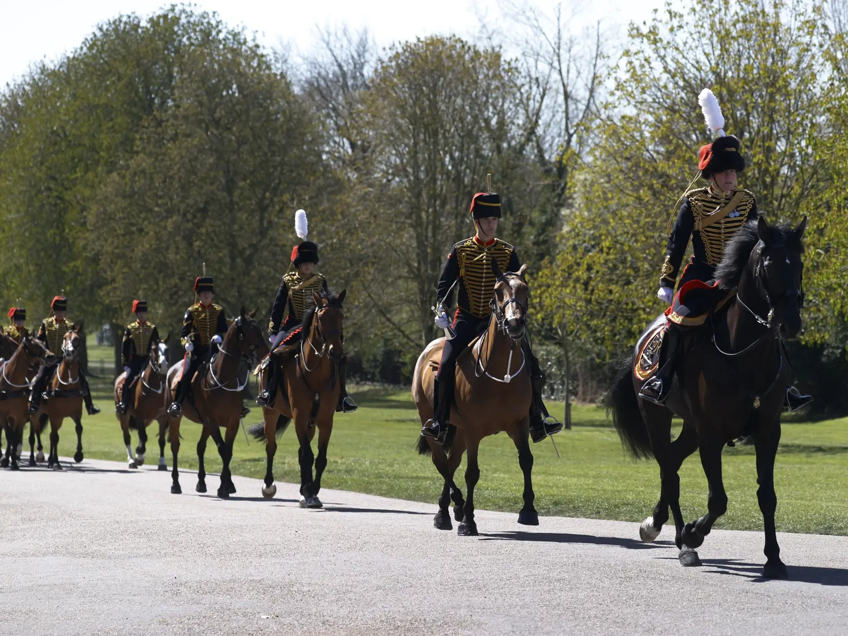JB 42 Windsor - Členovia Kráľovského konského delostrelectva prichádzajú po chodníku Long Walk k Windsorskému zámku vo Windsore 17. apríla 2021 na pohreb britského princa Philipa, manžela britskej kráľovnej Alžbety II., ktorý zomrel minulý piatok vo veku 99 rokov. Pohreb sa uskutoční v sobotu popoludní v areáli Windsorského zámku, informovala v pondelok stanica BBC. Pohrebné obrady sa budú konať v tamojšej kaplnke svätého Juraja o 15.00 h miestneho času (16.00 h SELČ). Celý obrad sa uskutoční vý