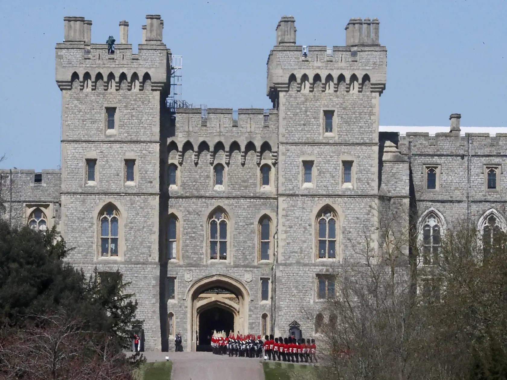 JB 46 Windsor - Vojaci pochodujú k Windsorskému zámku vo Windsore 17. apríla 2021 na pohreb britského princa Philipa, manžela britskej kráľovnej Alžbety II., ktorý zomrel minulý piatok vo veku 99 rokov. Pohreb sa uskutoční v sobotu popoludní v areáli Windsorského zámku, informovala v pondelok stanica BBC. Pohrebné obrady sa budú konať v tamojšej kaplnke svätého Juraja o 15.00 h miestneho času (16.00 h SELČ). Celý obrad sa uskutoční výlučne v areáli zámku, pričom tesne pred začiatkom pohrebu si c