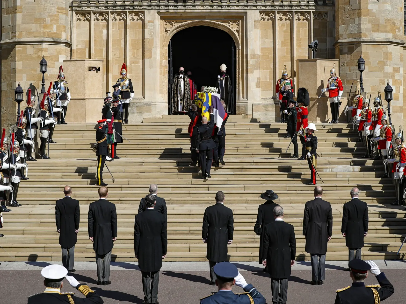 JB 66 Windsor - Rakva s telesnými pozostatkami britského princa Philipa prichádza do Kaplnky svätého Juraja počas pohrebu britského princa Philipa, manžela britskej kráľovnej Alžbety II., ktorý zomrel minulý piatok vo veku 99 rokov, v areáli Windsorského zámku vo Windsore 17. apríla 2021. Philipovo telo previezli zo súkromnej kaplnky pred vchod hradného areálu na špeciálne upravenom Land Roveri, ktorý pomohol navrhnúť sám princ. Odtiaľ sa začne čestný osemminútový sprievod, ktorý budú tvoriť prí