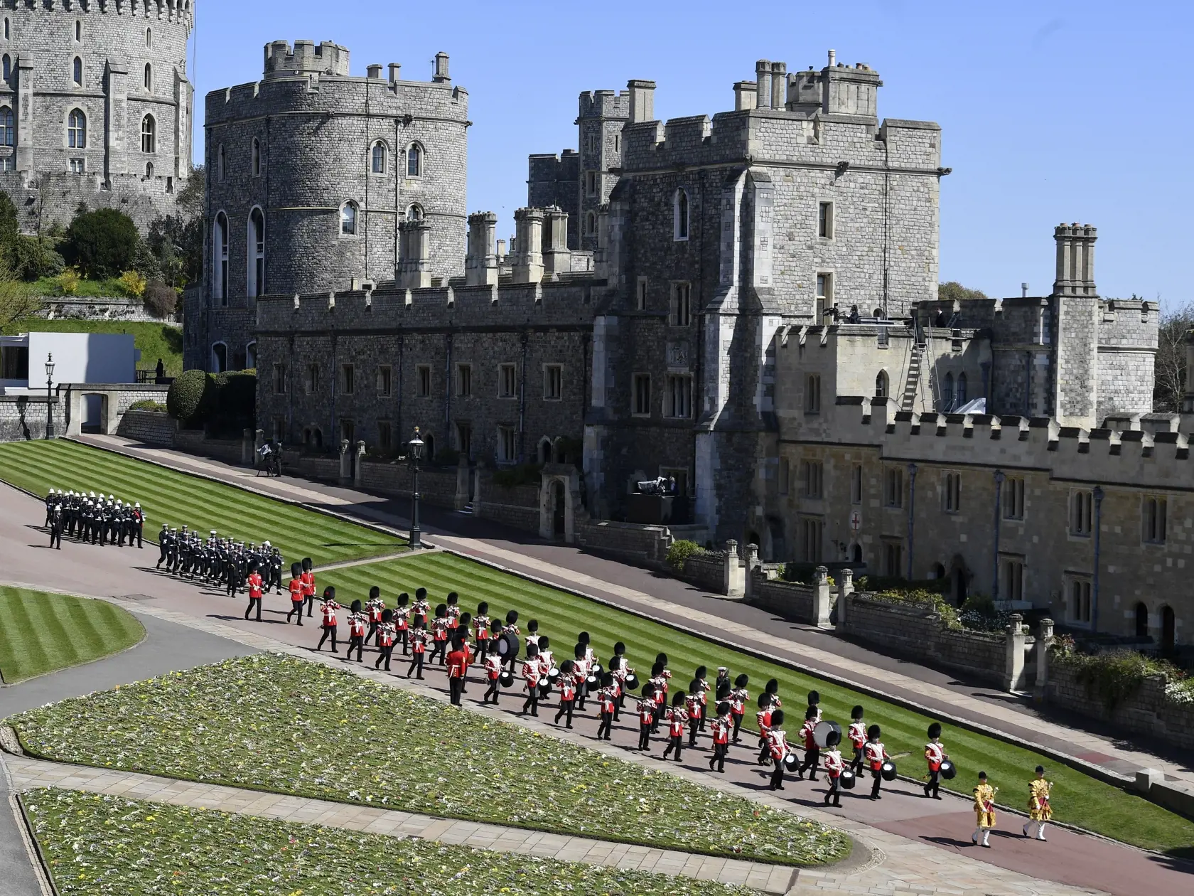 JB 53 Windsor - Uniformovaní vojaci pochodujú v areáli Windsorského zámku vo Windsore 17. apríla 2021 pred pohrebom britského princa Philipa, manžela britskej kráľovnej Alžbety II., ktorý zomrel minulý piatok vo veku 99 rokov. Pohreb sa uskutoční v sobotu popoludní v areáli Windsorského zámku, informovala v pondelok stanica BBC. Pohrebné obrady sa budú konať v tamojšej kaplnke svätého Juraja o 15.00 h miestneho času (16.00 h SELČ). Celý obrad sa uskutoční výlučne v areáli zámku, pričom tesne pre