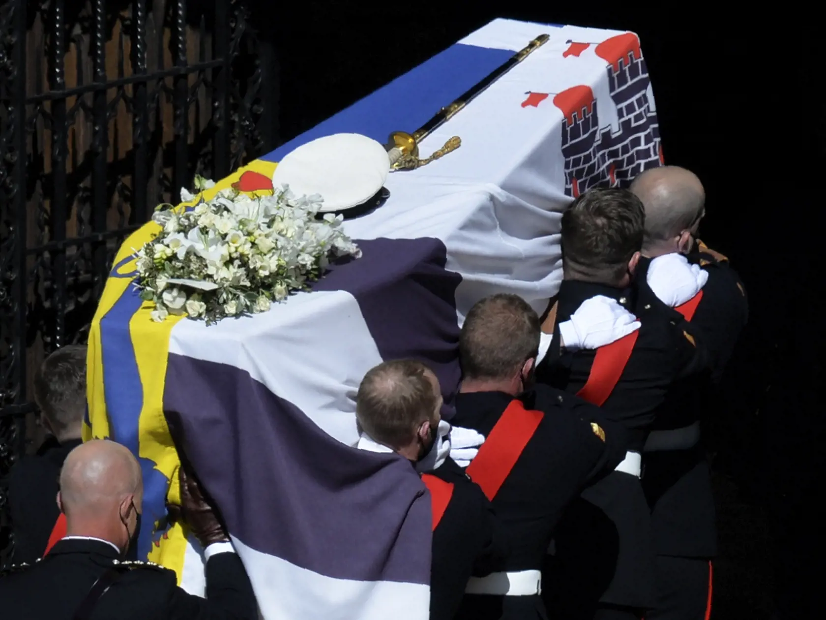 JB 67 Windsor - Rakva s telesnými pozostatkami britského princa Philipa prichádza do Kaplnky svätého Juraja počas pohrebu britského princa Philipa, manžela britskej kráľovnej Alžbety II., ktorý zomrel minulý piatok vo veku 99 rokov, v areáli Windsorského zámku vo Windsore 17. apríla 2021. Philipovo telo previezli zo súkromnej kaplnky pred vchod hradného areálu na špeciálne upravenom Land Roveri, ktorý pomohol navrhnúť sám princ. Odtiaľ sa začne čestný osemminútový sprievod, ktorý budú tvoriť prí