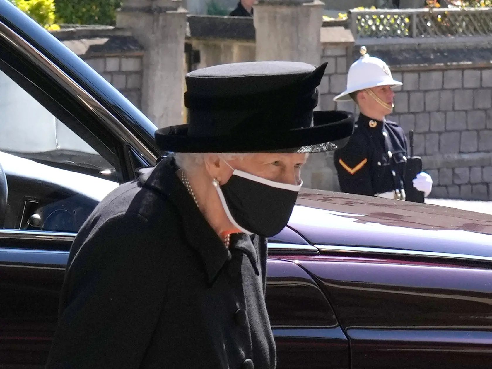 Pohreb princa Philipa († 99) v Kaplnke sv. Juraja Windsorského zámku.